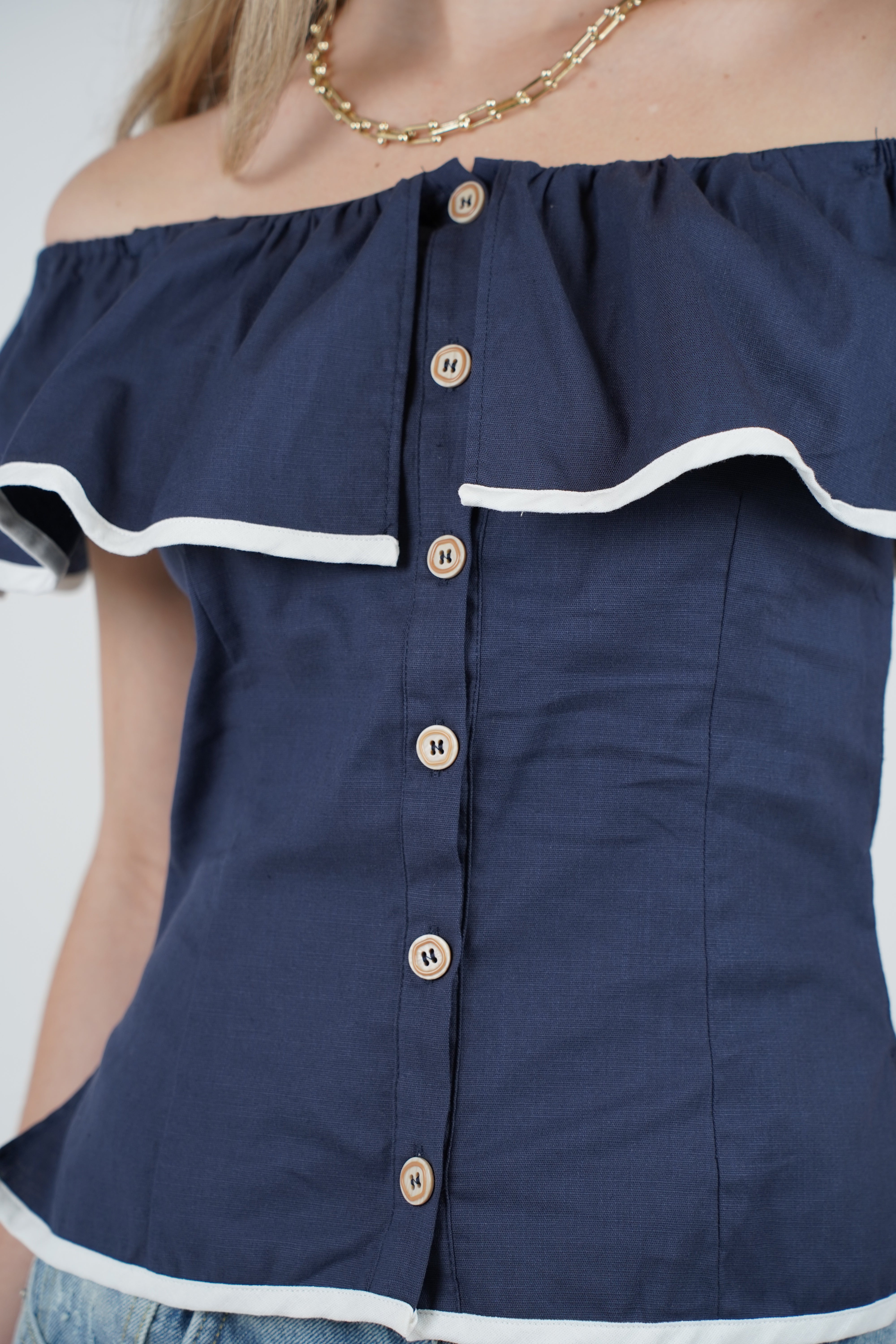 Tareli Yareli Top – Off-Shoulder Ruffle Charm