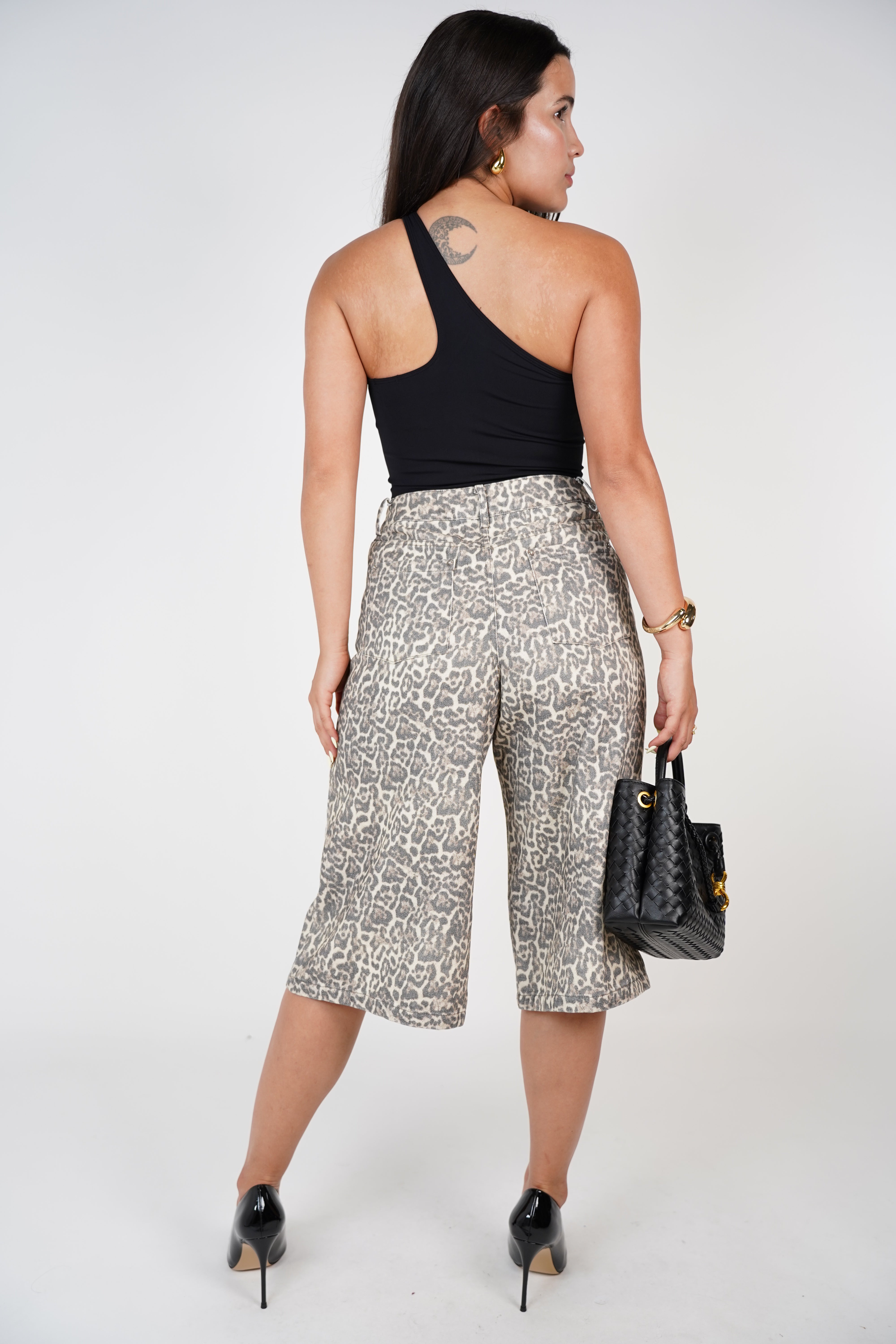 Sova Leopard Bermudas – Bold Print, Relaxed Confidence