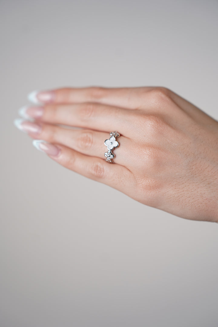 Nalei Clovers Ring – Delicate Floral Charm in Gold