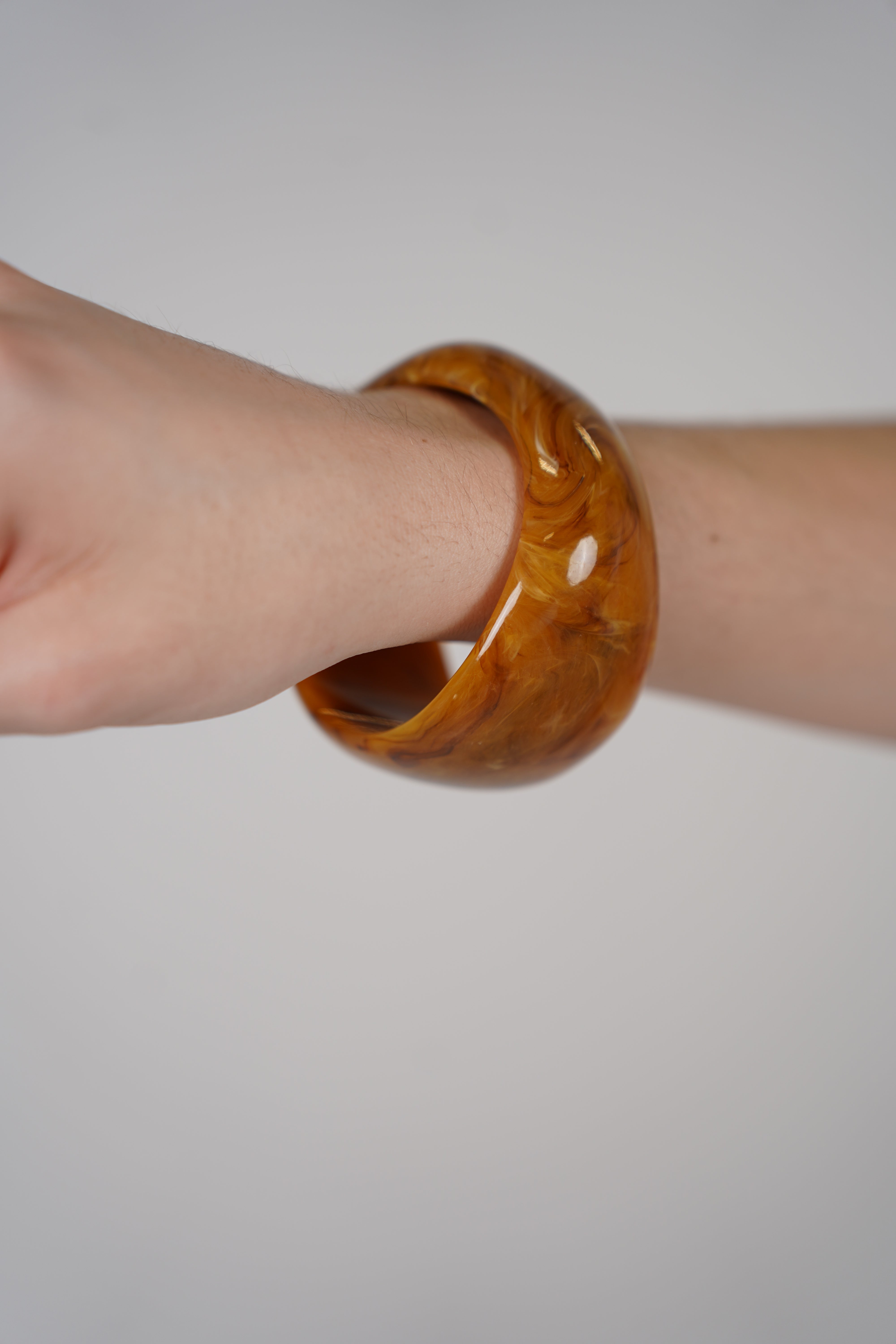 Kirrel Thick Bracelet – Bold Simplicity in a Marbled Finish