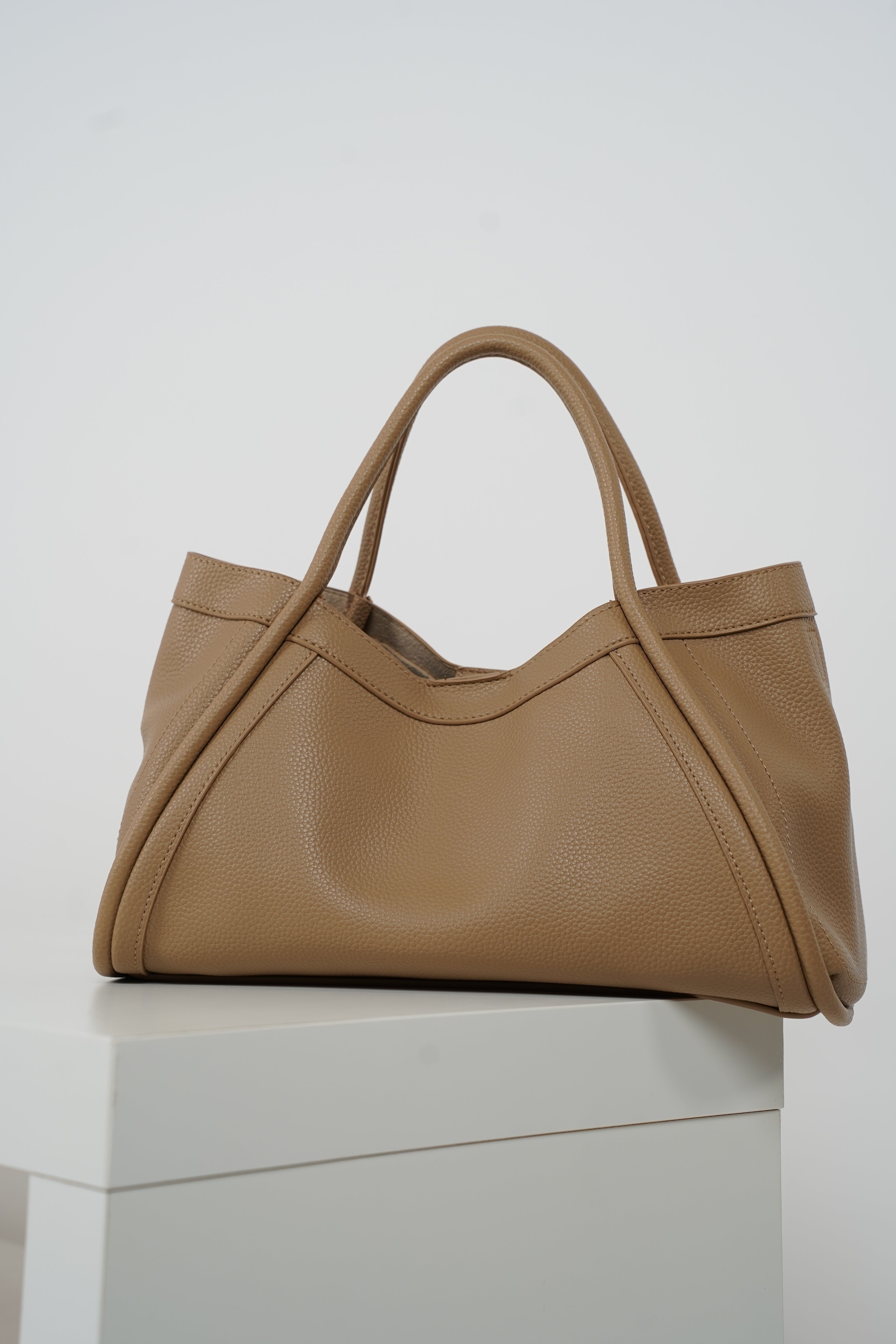 Avelyn Tote Bag – Classic Structured Design for Everyday Elegance