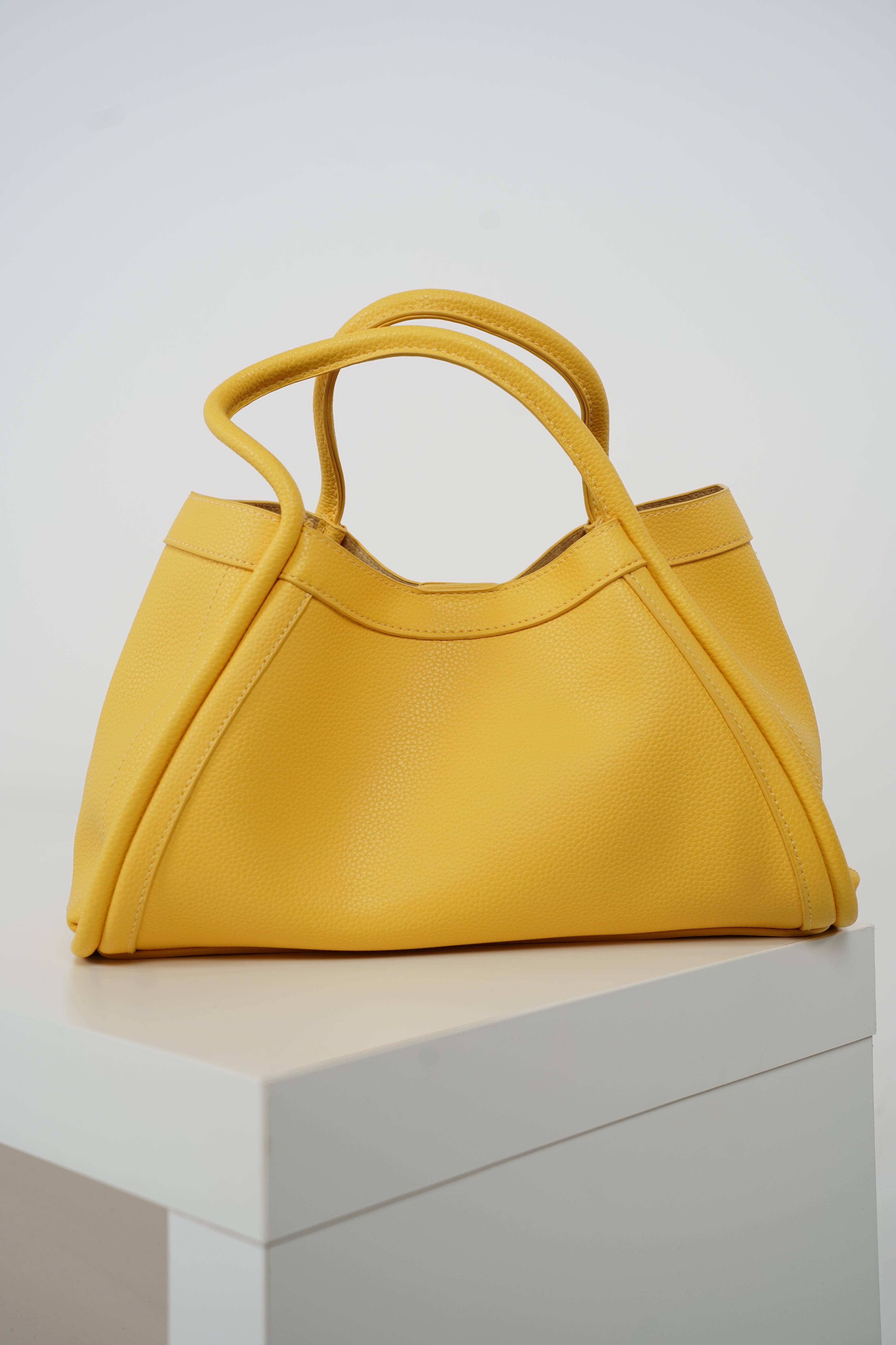 Avelyn Tote Bag – Classic Structured Design for Everyday Elegance