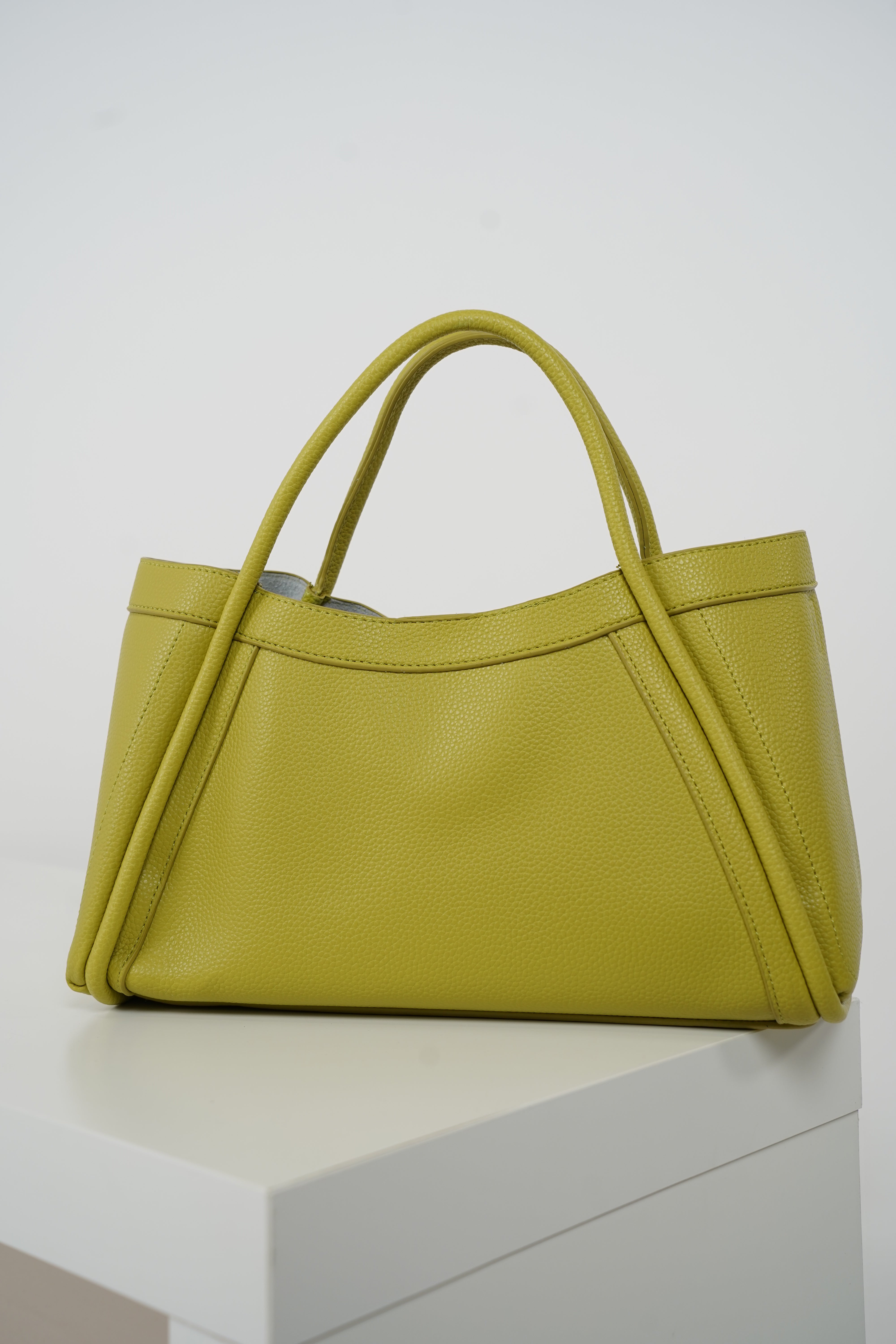 Avelyn Tote Bag – Classic Structured Design for Everyday Elegance