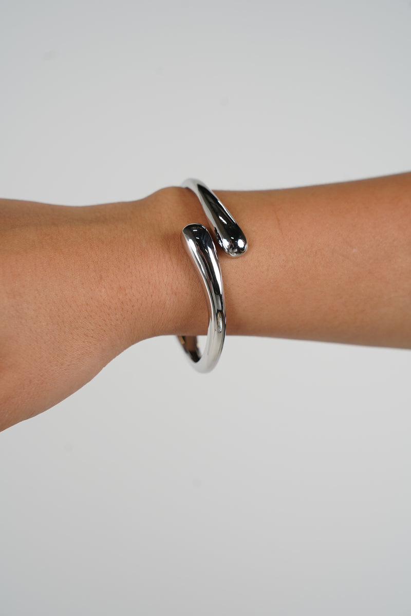 Taliana Thin Bracelet – Sleek Sculptural Wrap in Silver or Gold