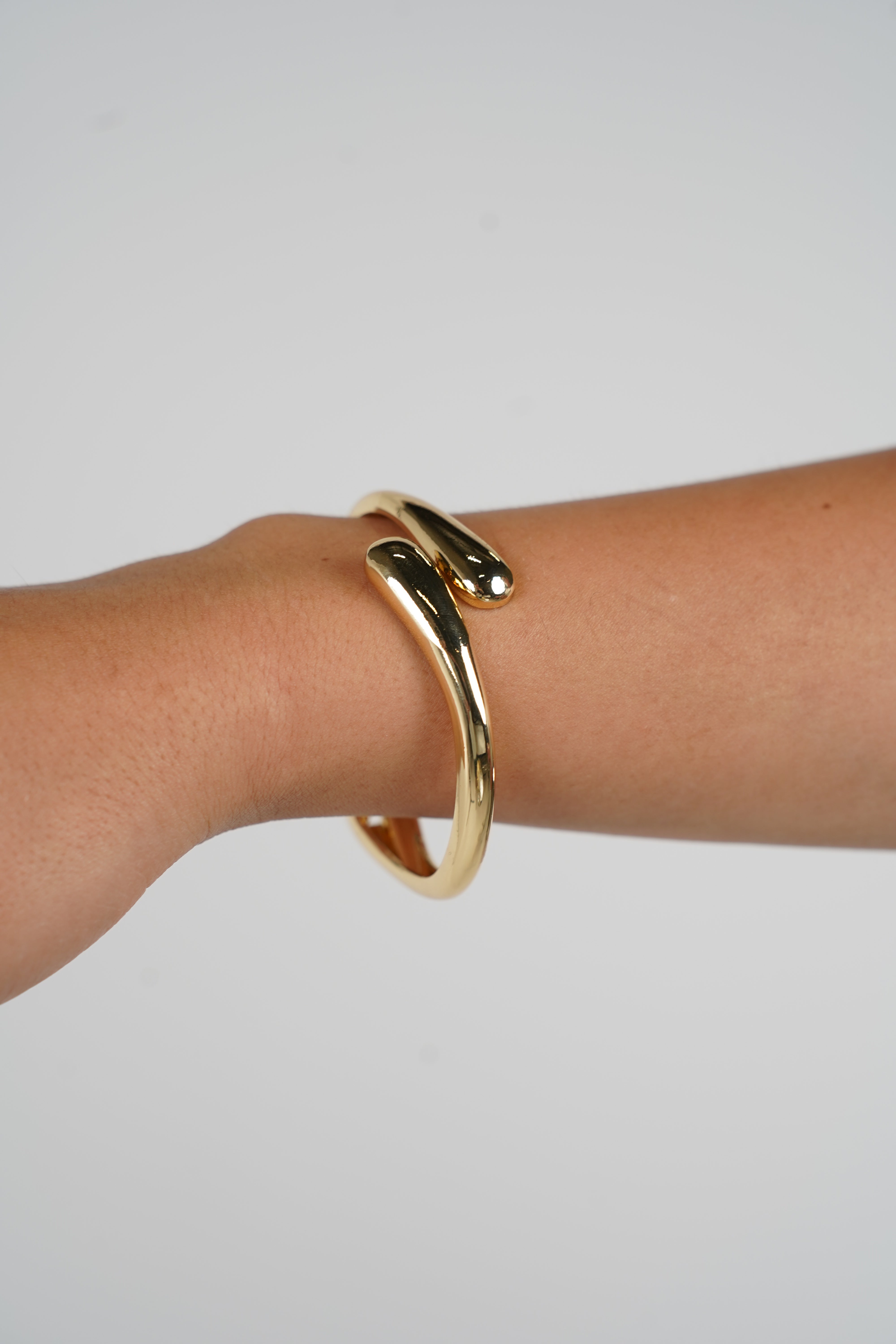Taliana Thin Bracelet – Sleek Sculptural Wrap in Silver or Gold
