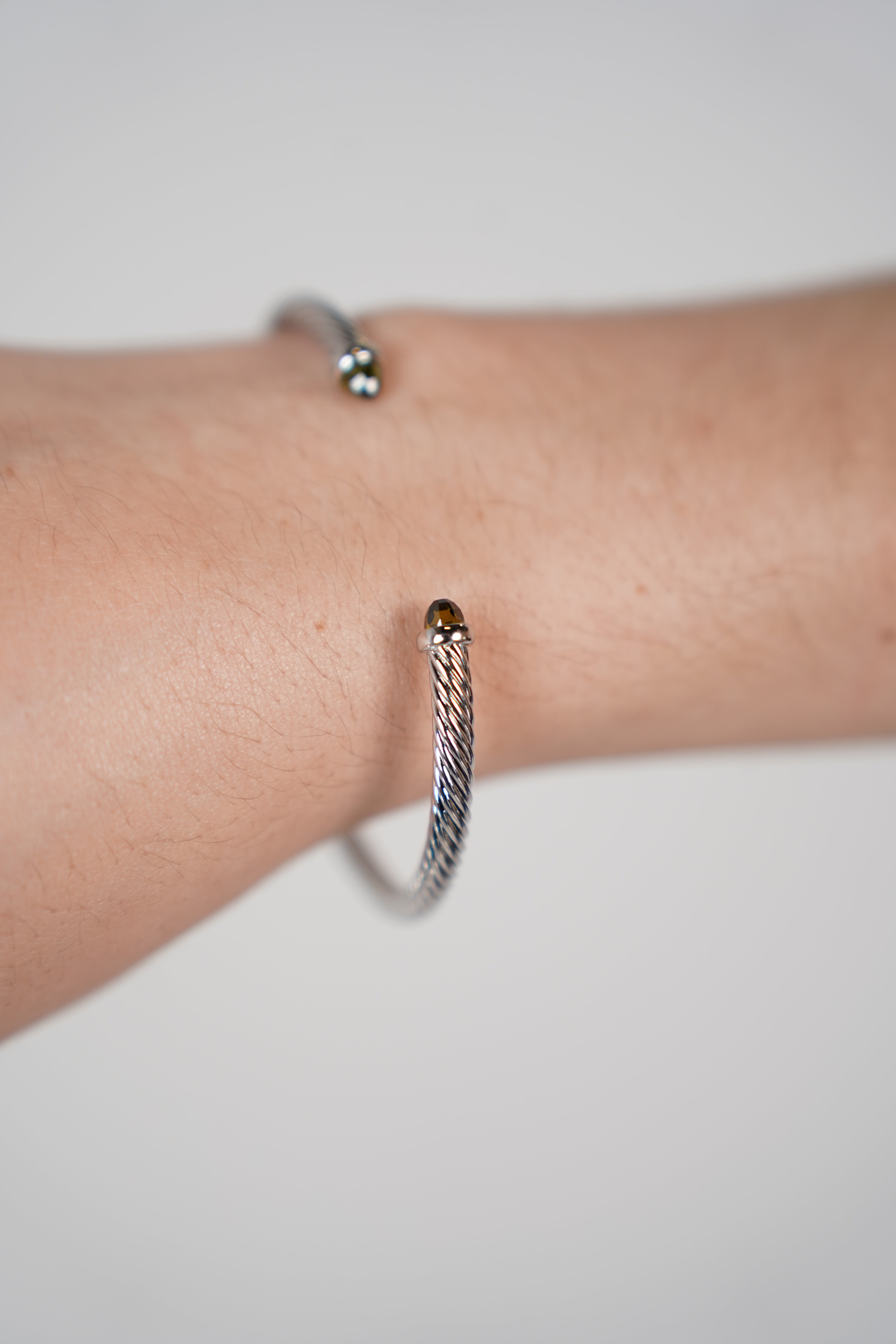 Zino Thin Bracelet – Sleek Twist, Subtle Edge
