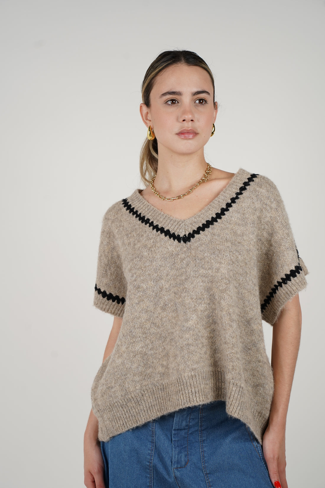 Lama Top – Cozy Knit V-Neck with Black Trim
