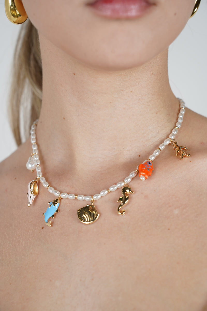 Veraz Colorful Thin Necklace – Playful Pearl Strand with Ocean-Inspired Charms