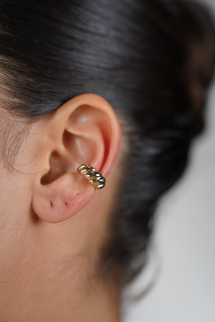 Isla Shelllike Ear Cuff – Textured Gold Statement