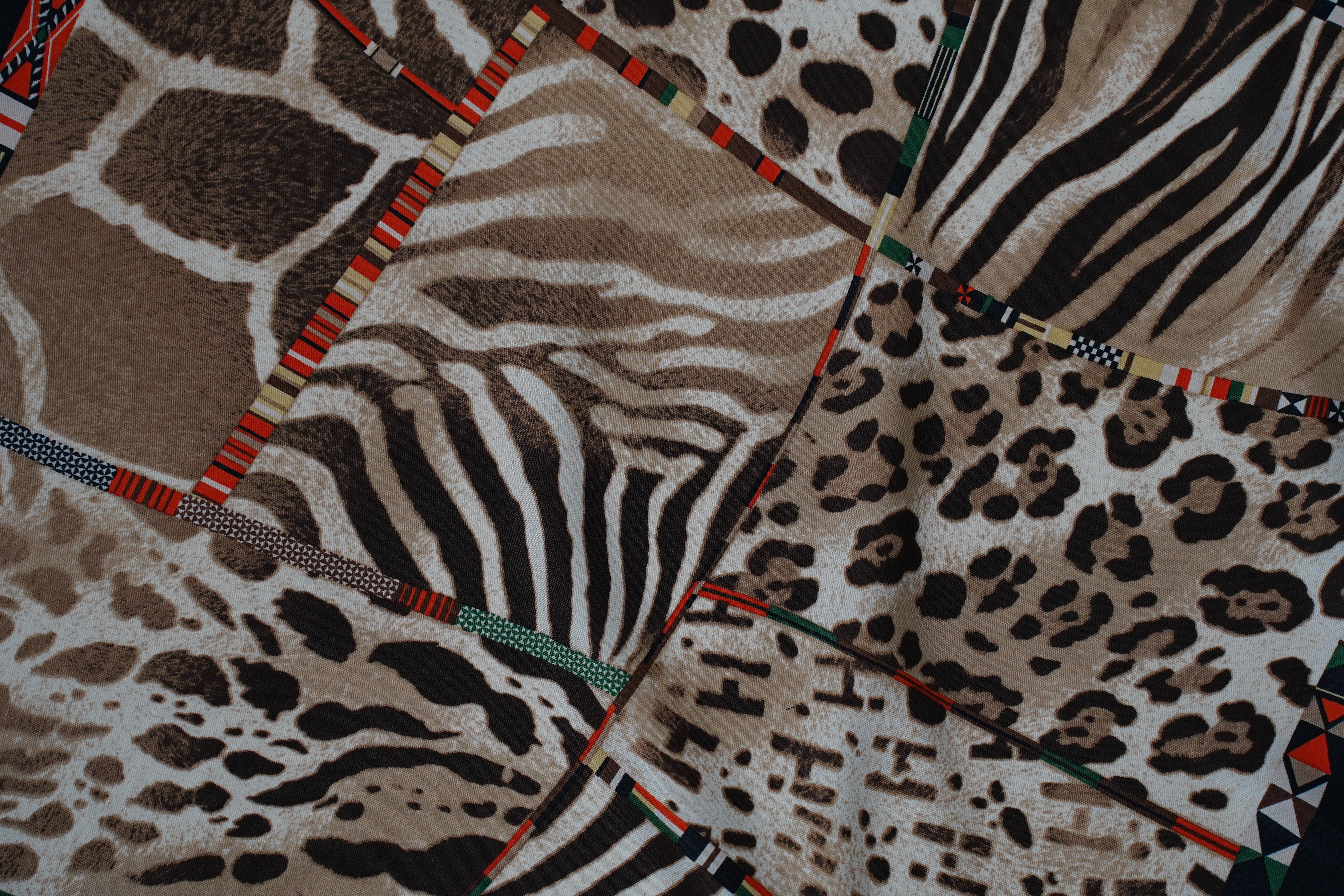 Versatile Patterned Scarf – Multi-Way Styling Accessory