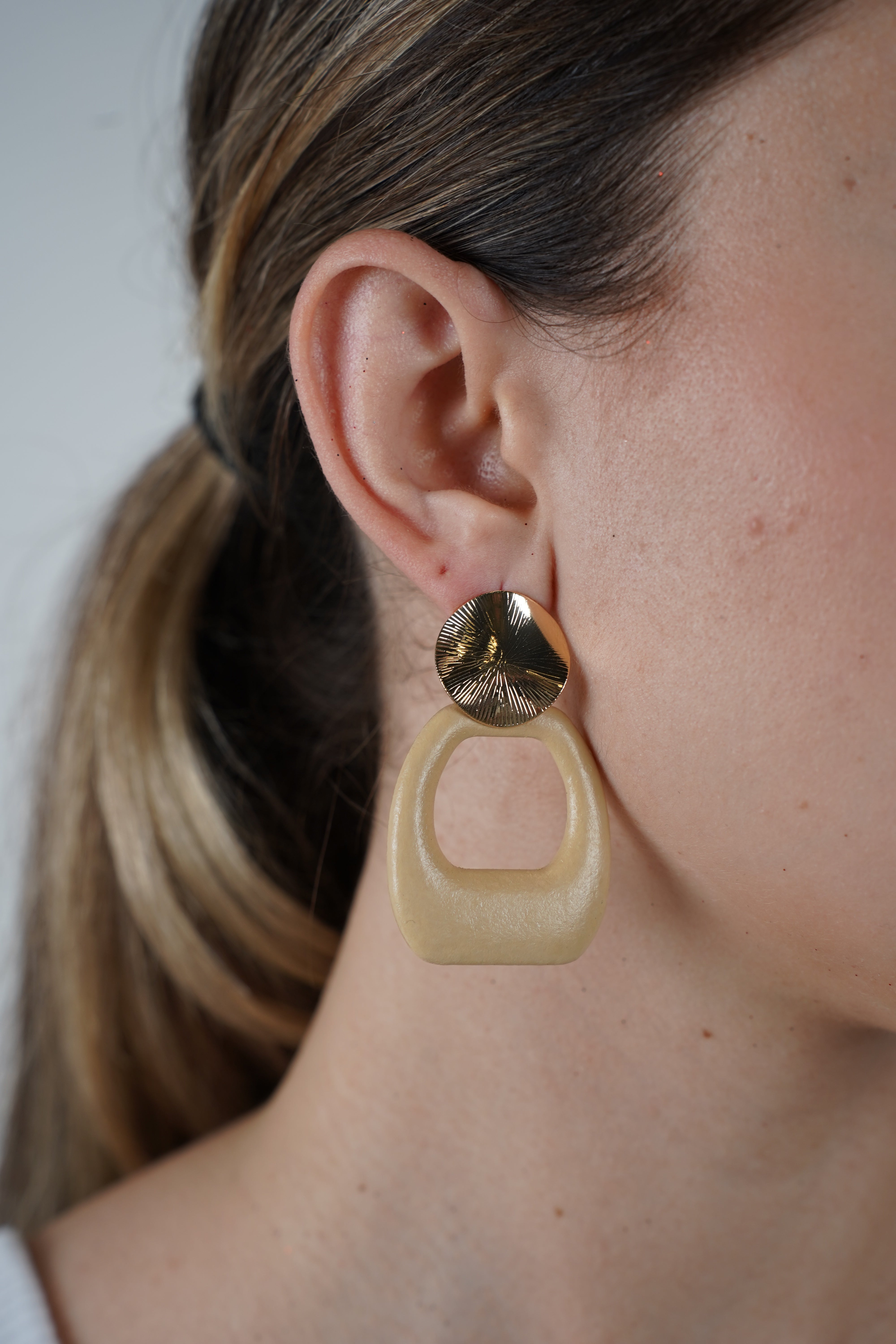Omelis Wood Earrings – Natural-Inspired Drop Earrings with Modern Detail