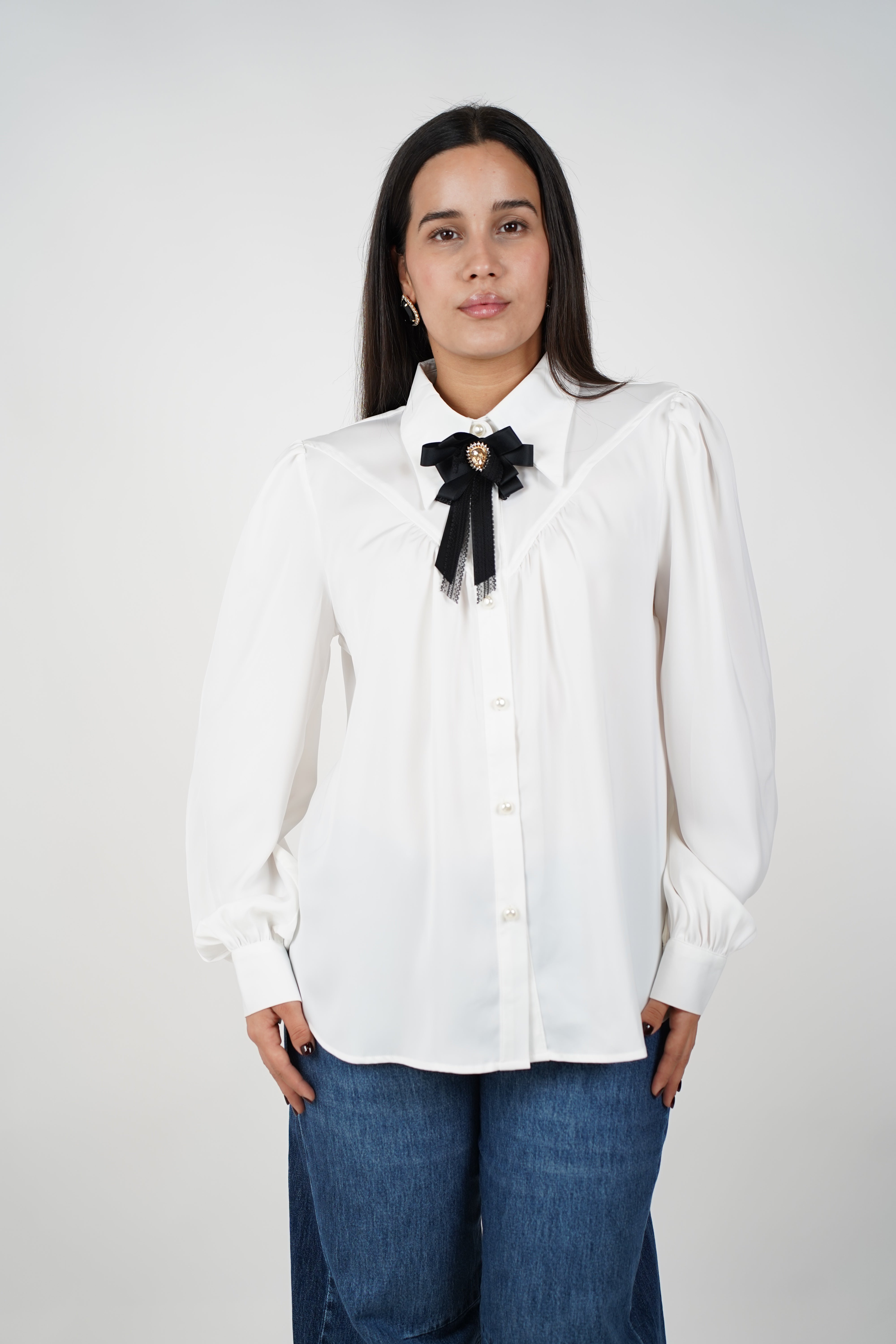 Kaeli Button Down – Classic Elegance with a Touch of Charm