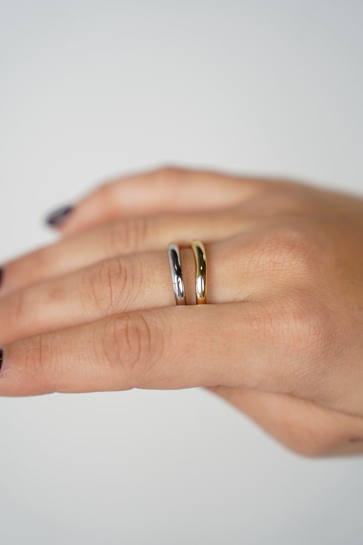 Soriaz Ring – Sleek Minimal Curve Band