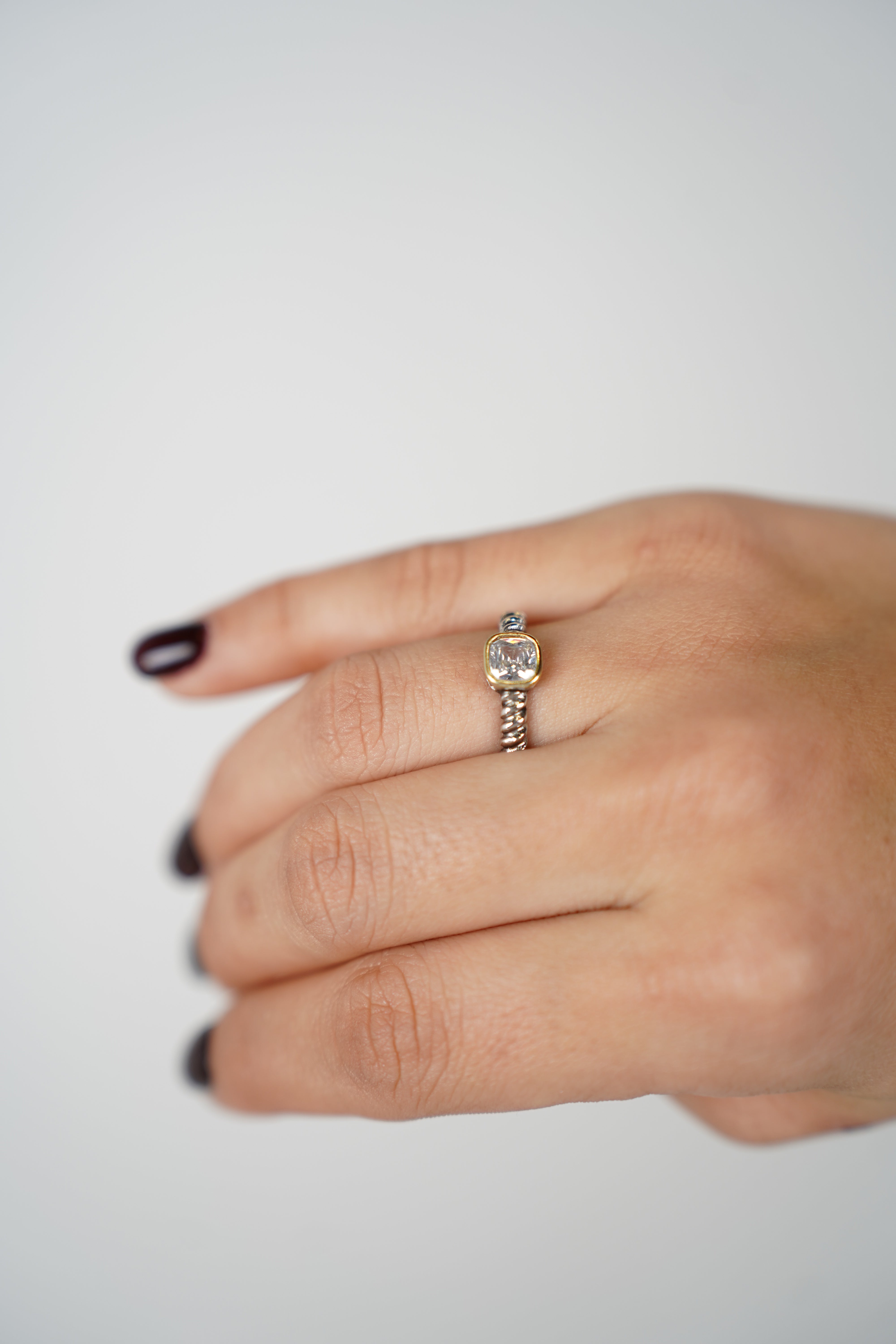 Virae Ring – Timeless Sparkle with Rope Detail