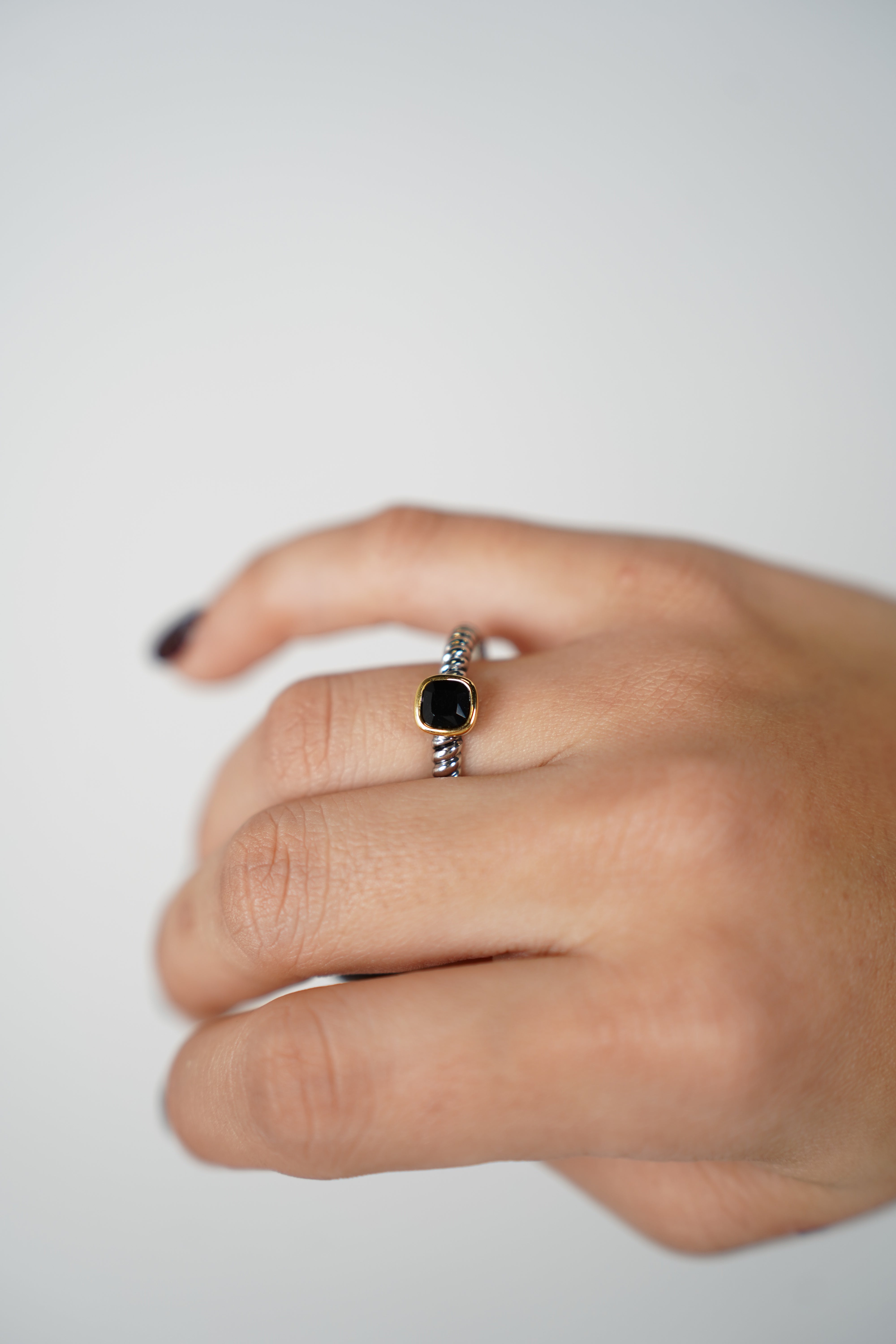 Virae Ring – Timeless Sparkle with Rope Detail