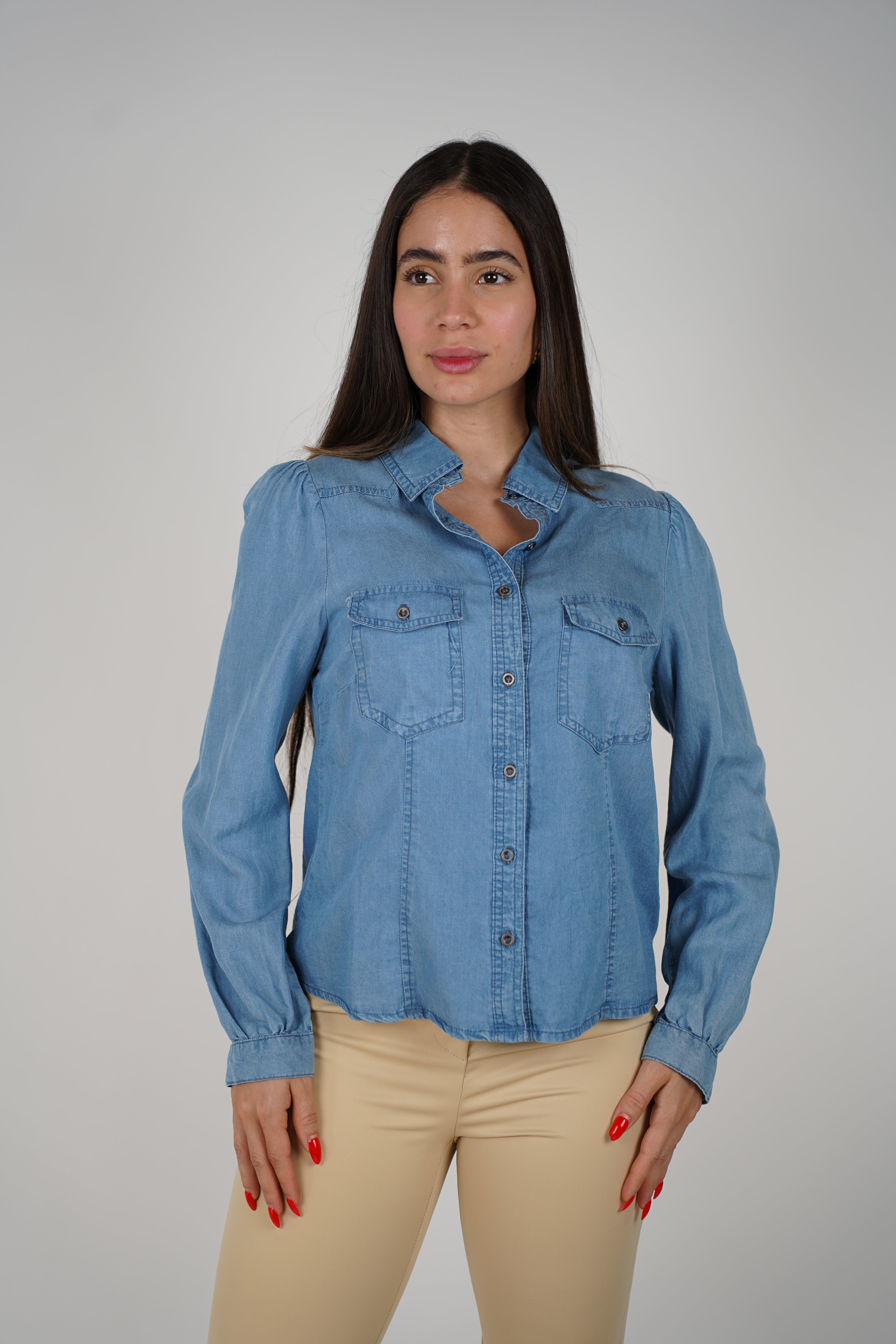 Denim Textured Camisa – Classic Button-Up in Soft Washed Blue