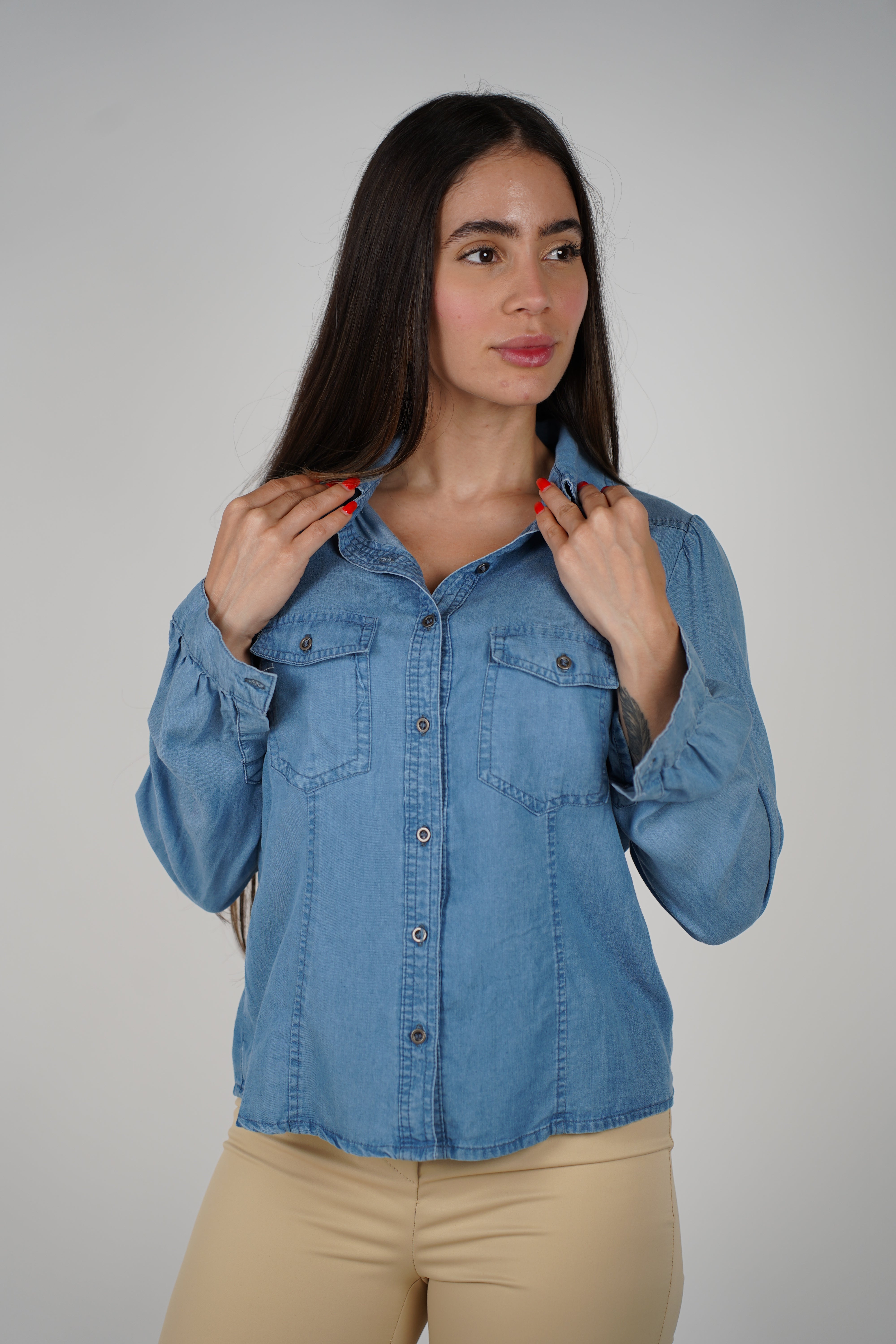 Denim Textured Camisa – Classic Button-Up in Soft Washed Blue