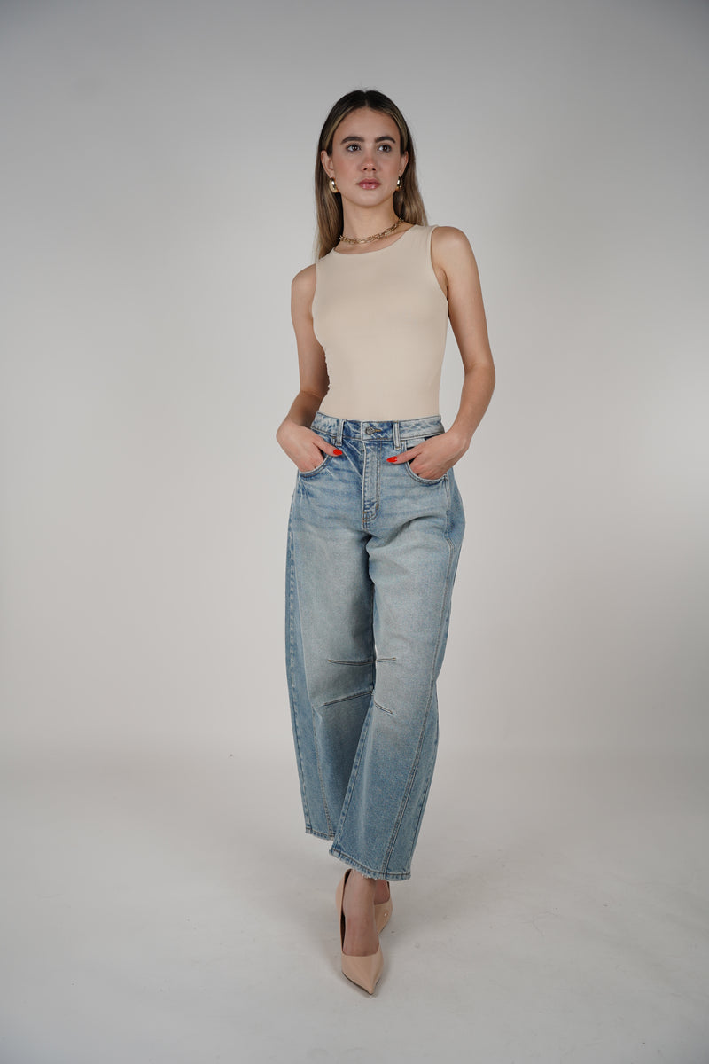 Zelu Barrel Jeans – Light Wash Denim with a Modern Silhouette