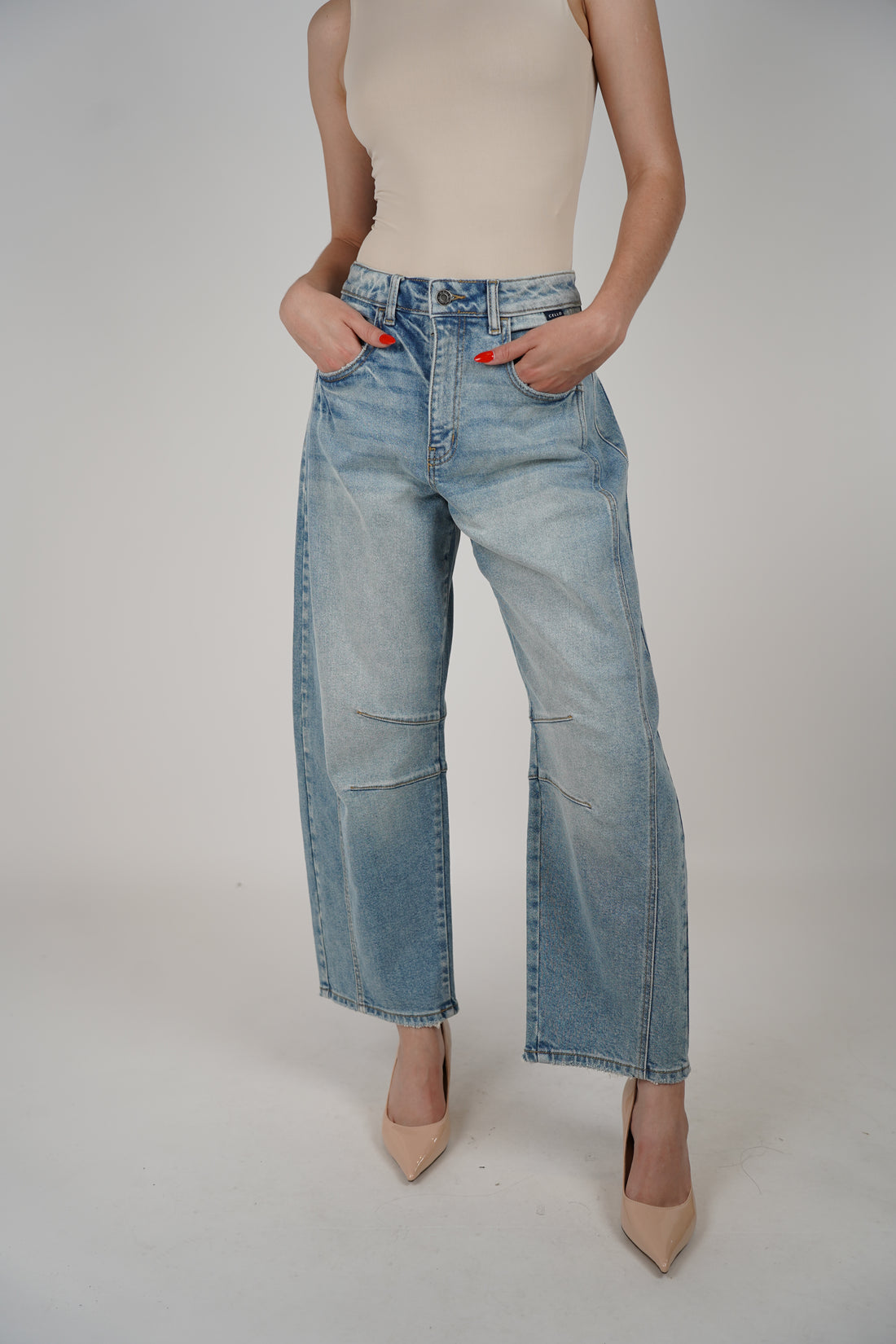 Zelu Barrel Jeans – Light Wash Denim with a Modern Silhouette