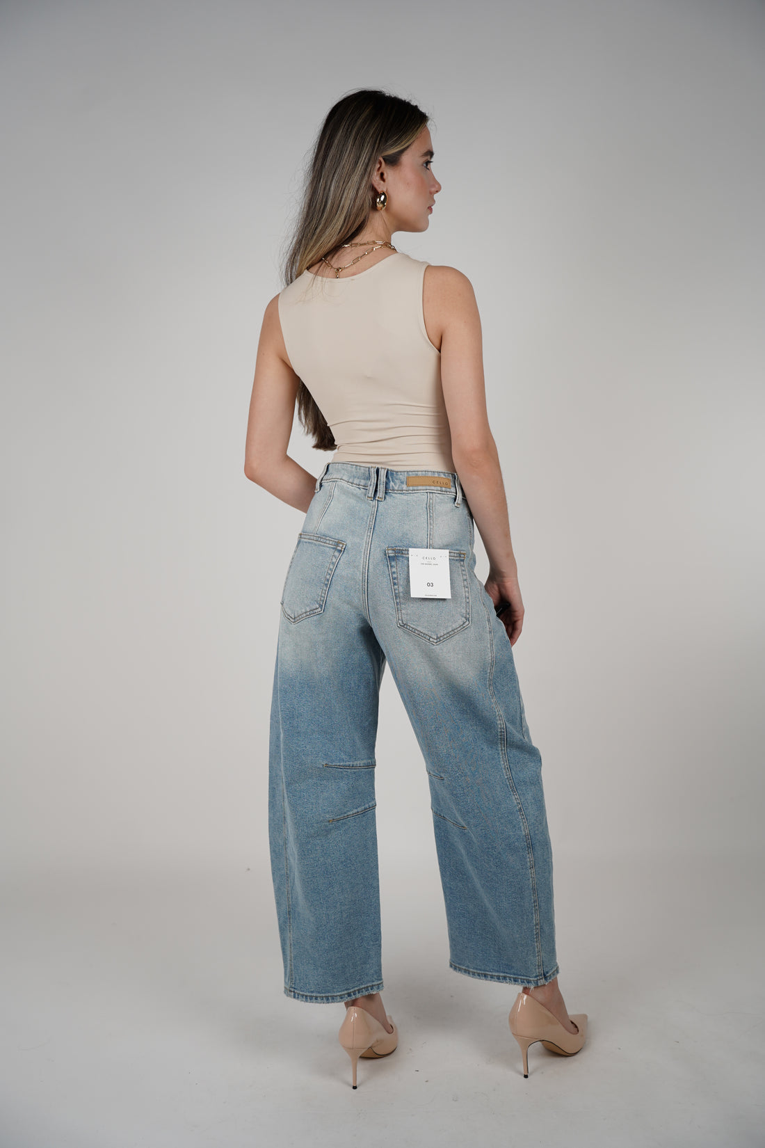 Zelu Barrel Jeans – Light Wash Denim with a Modern Silhouette