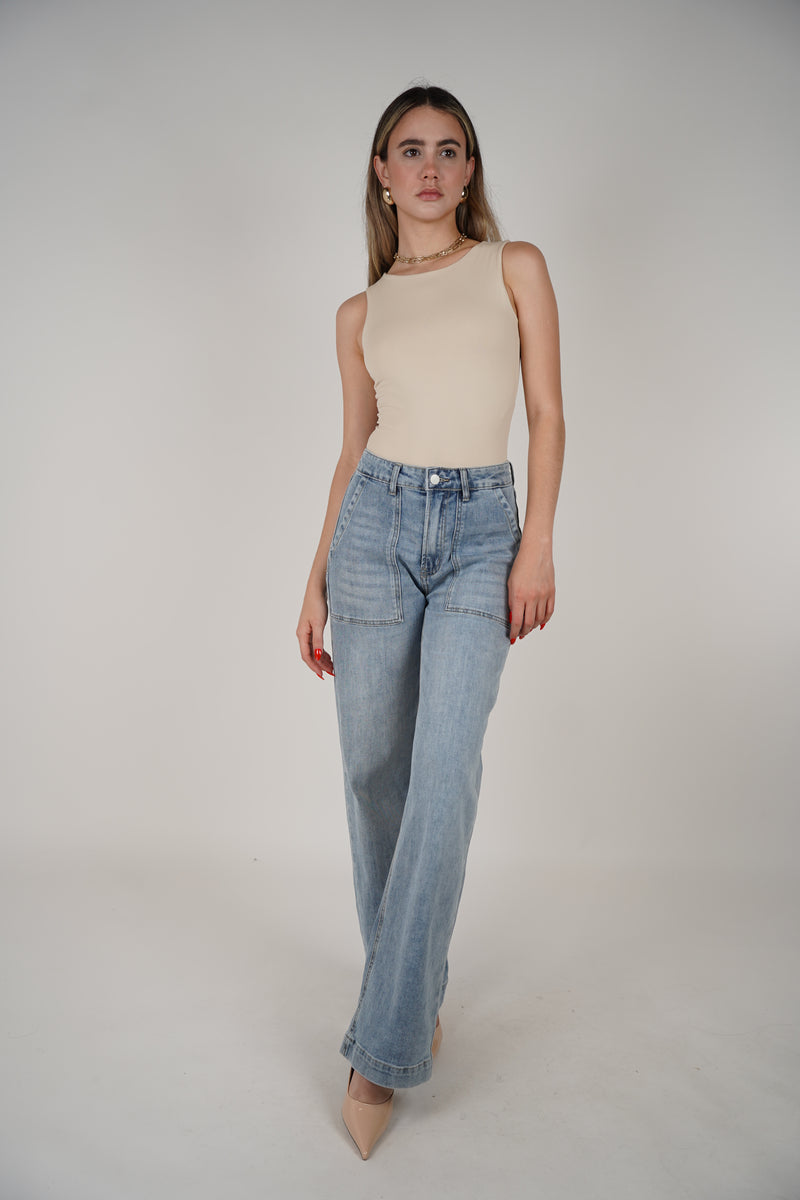 Carla Cargo Jeans – Light Wash High-Waist Denim with Utility Style