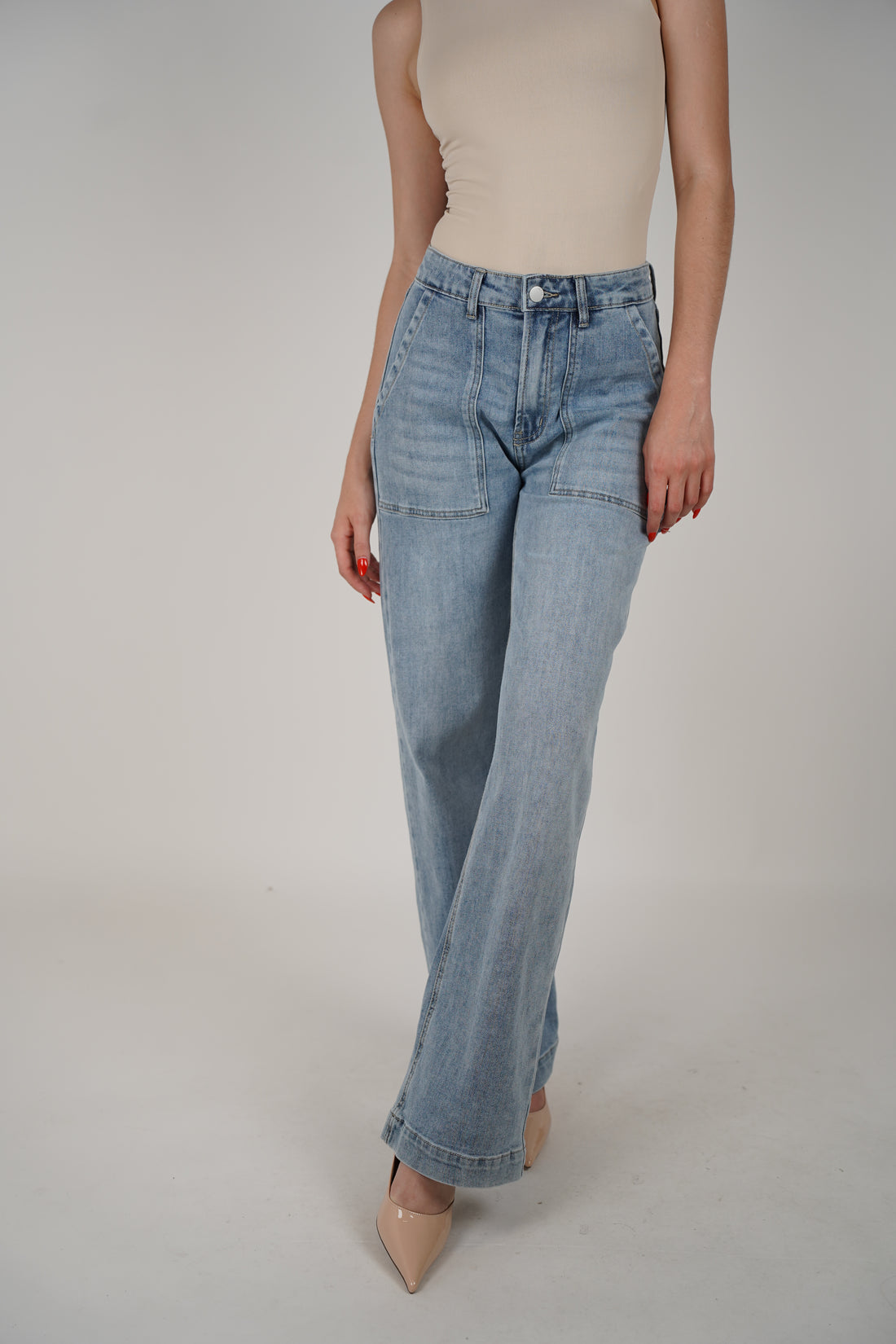 Carla Cargo Jeans – Light Wash High-Waist Denim with Utility Style