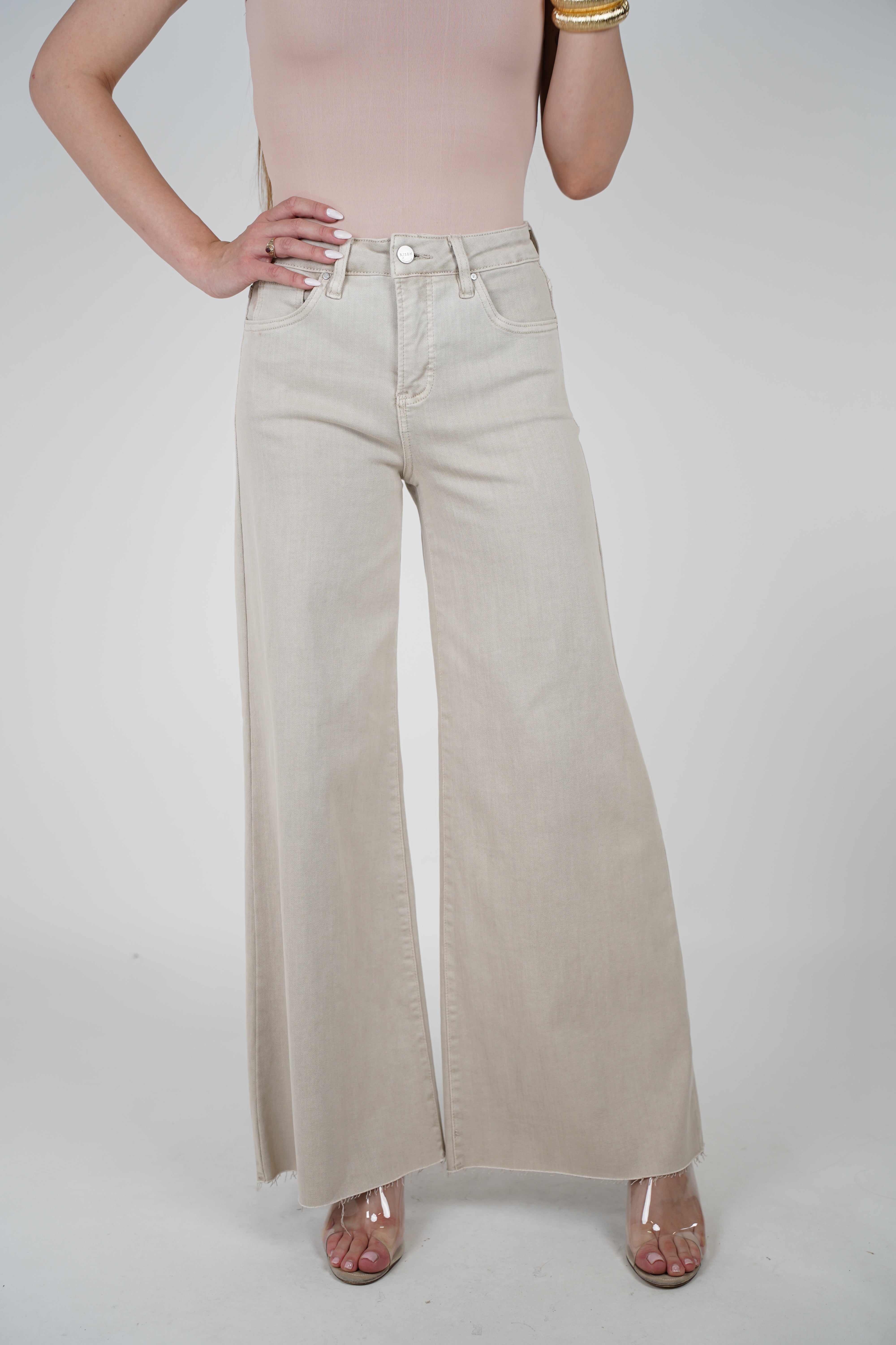 Varo Wideleg Jeans – Soft Neutral, Bold Fit