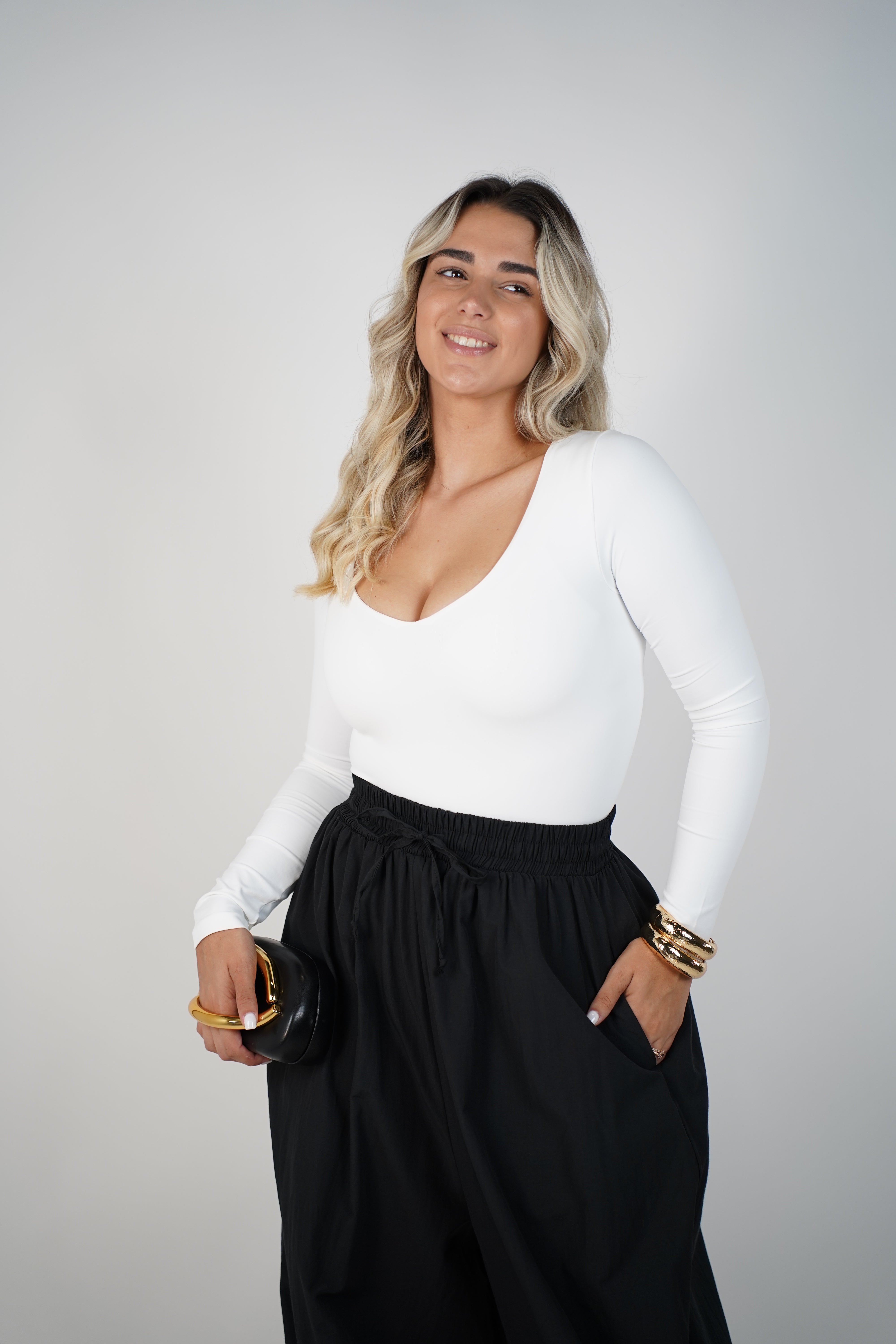 Vixi Long Sleeve Bodysuit – Sleek Scoop Neck Essential