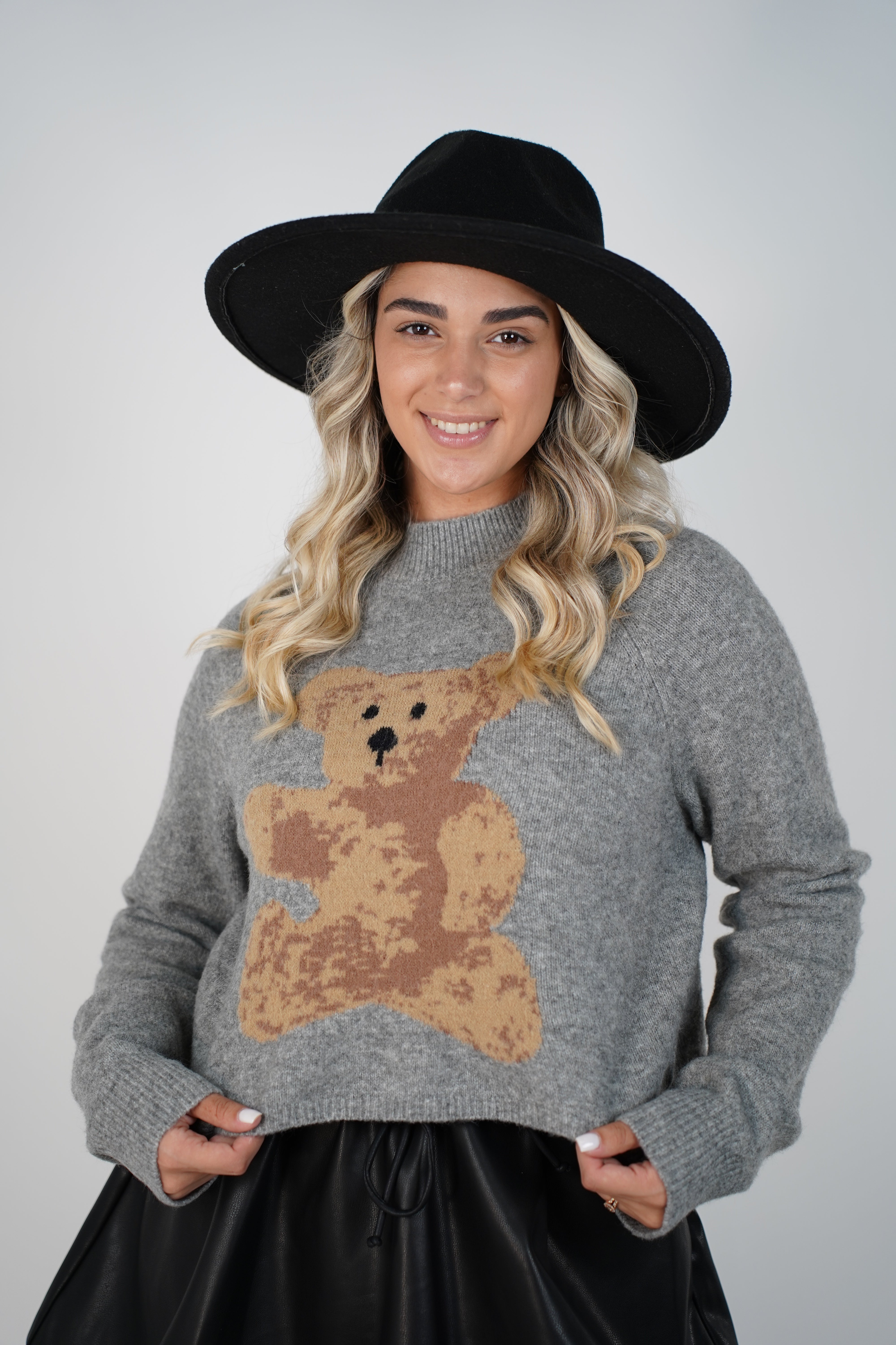Koren Bear Sweater – Cozy Grey Knit with Teddy Graphic