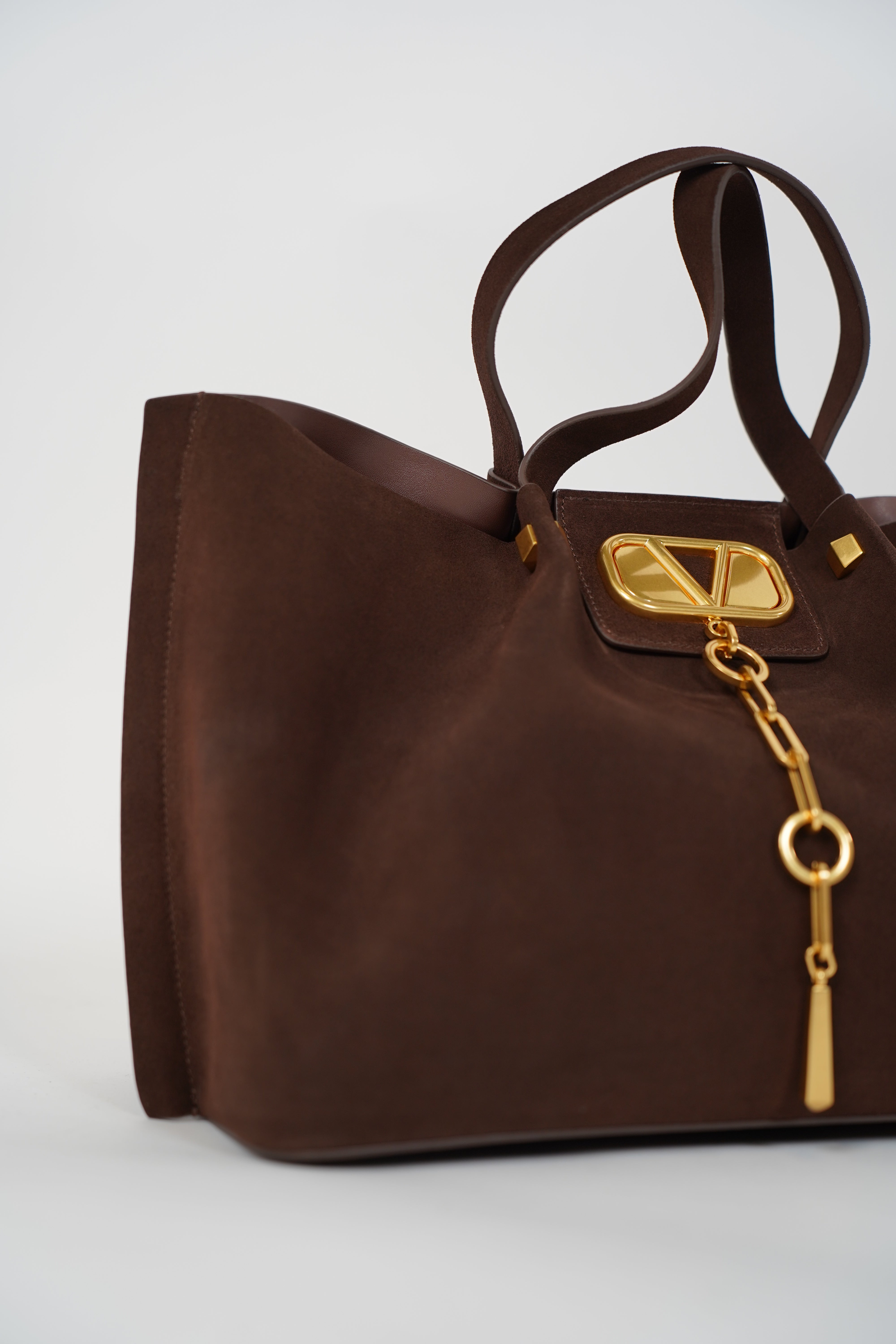 Meliz Suede Tote Bag – Luxe Oversized Tote with Gold Chain Detail