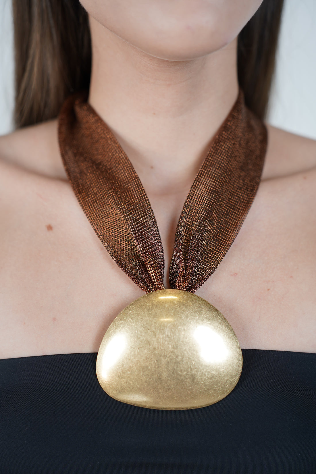 Lunel Mesh Necklace – Bold Gold Statement Pendant on Woven Mesh Band