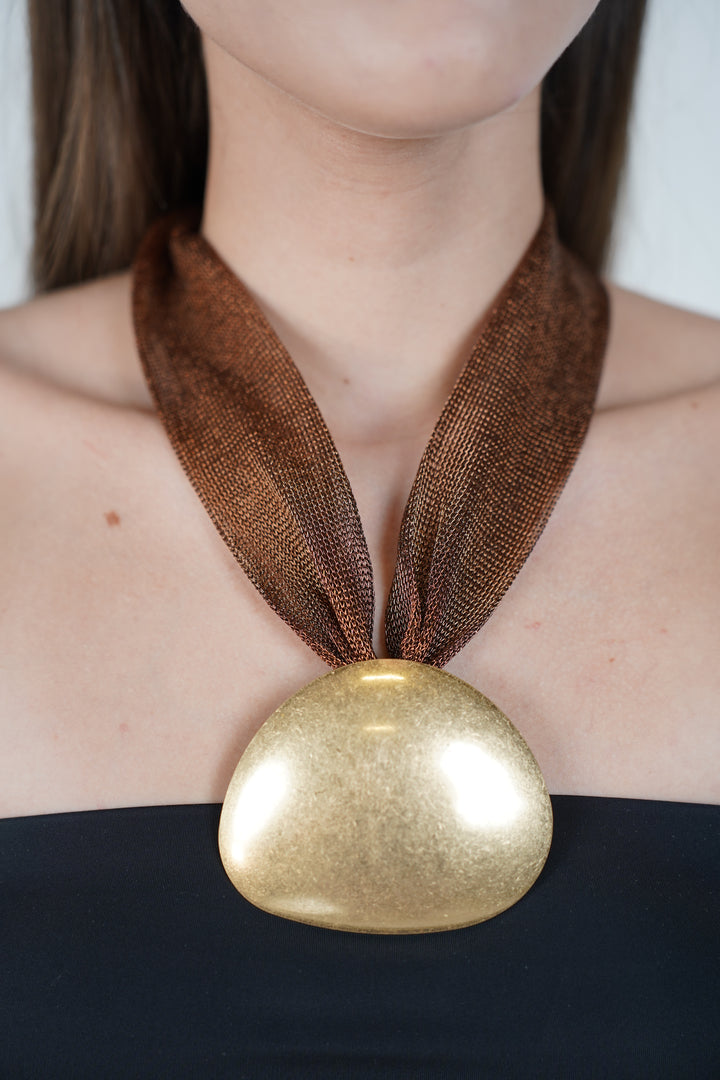 Lunel Mesh Necklace – Bold Gold Statement Pendant on Woven Mesh Band