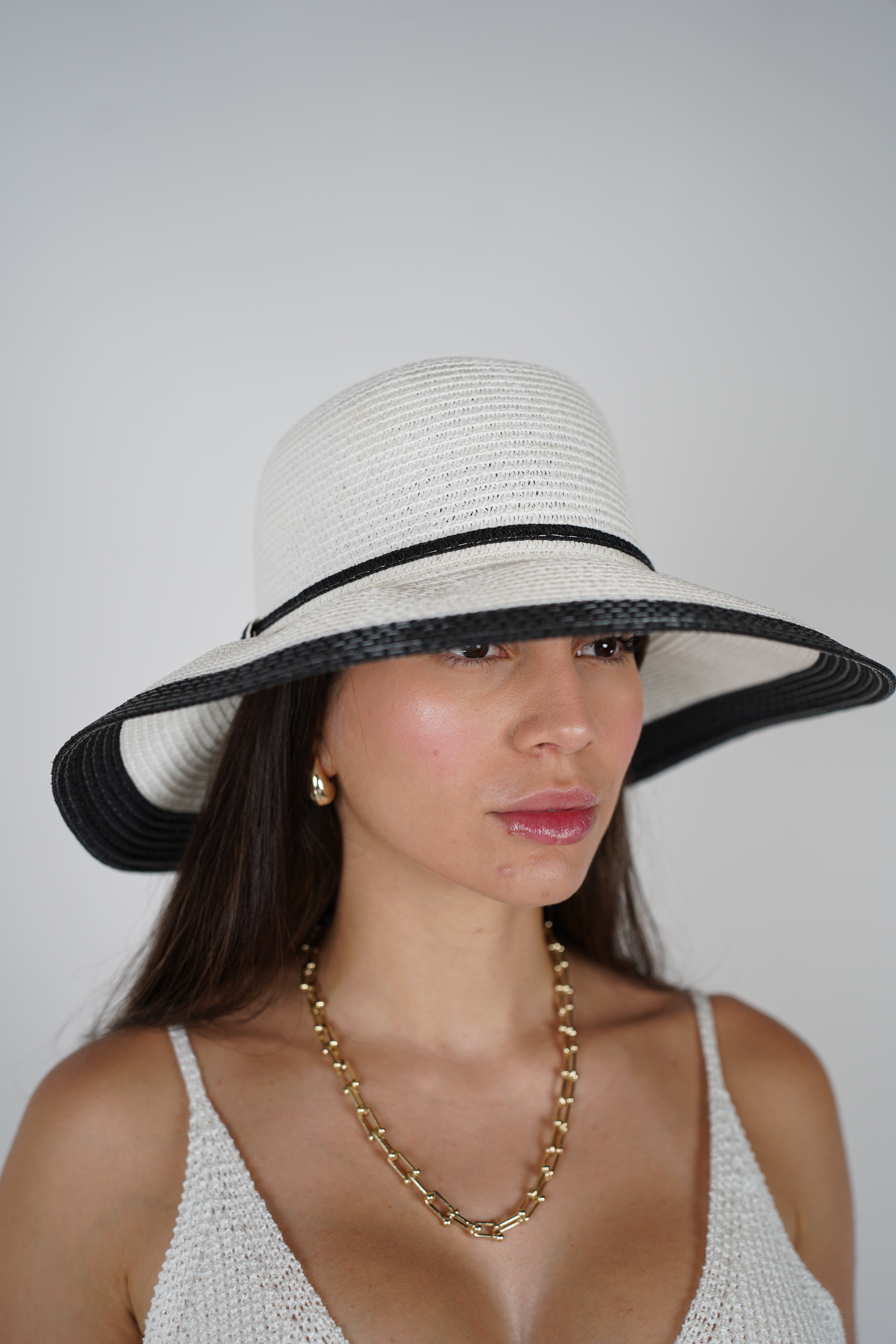 Yalira Beach Hat – Two-Tone Wide Brim Elegance