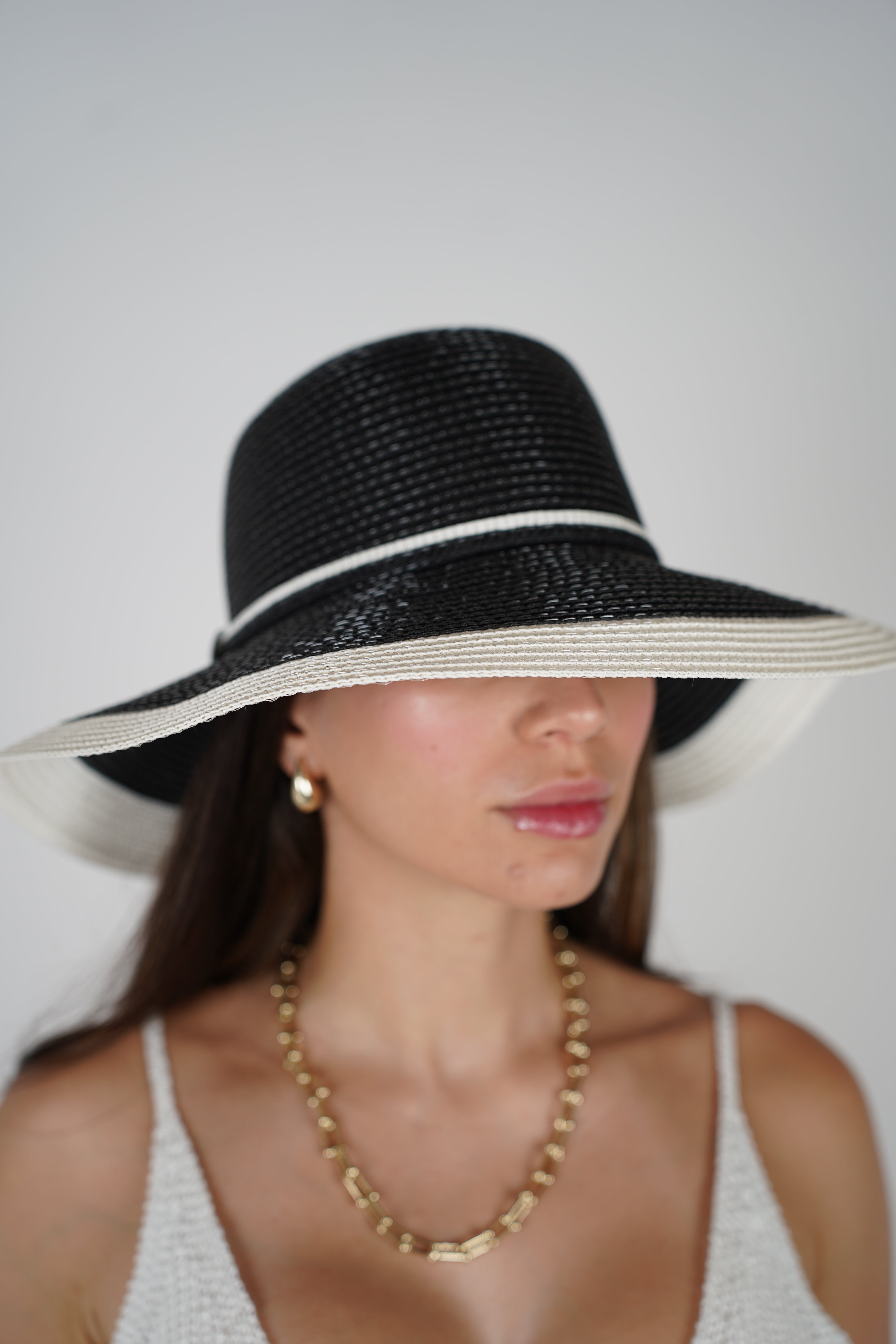 Yalira Beach Hat – Two-Tone Wide Brim Elegance