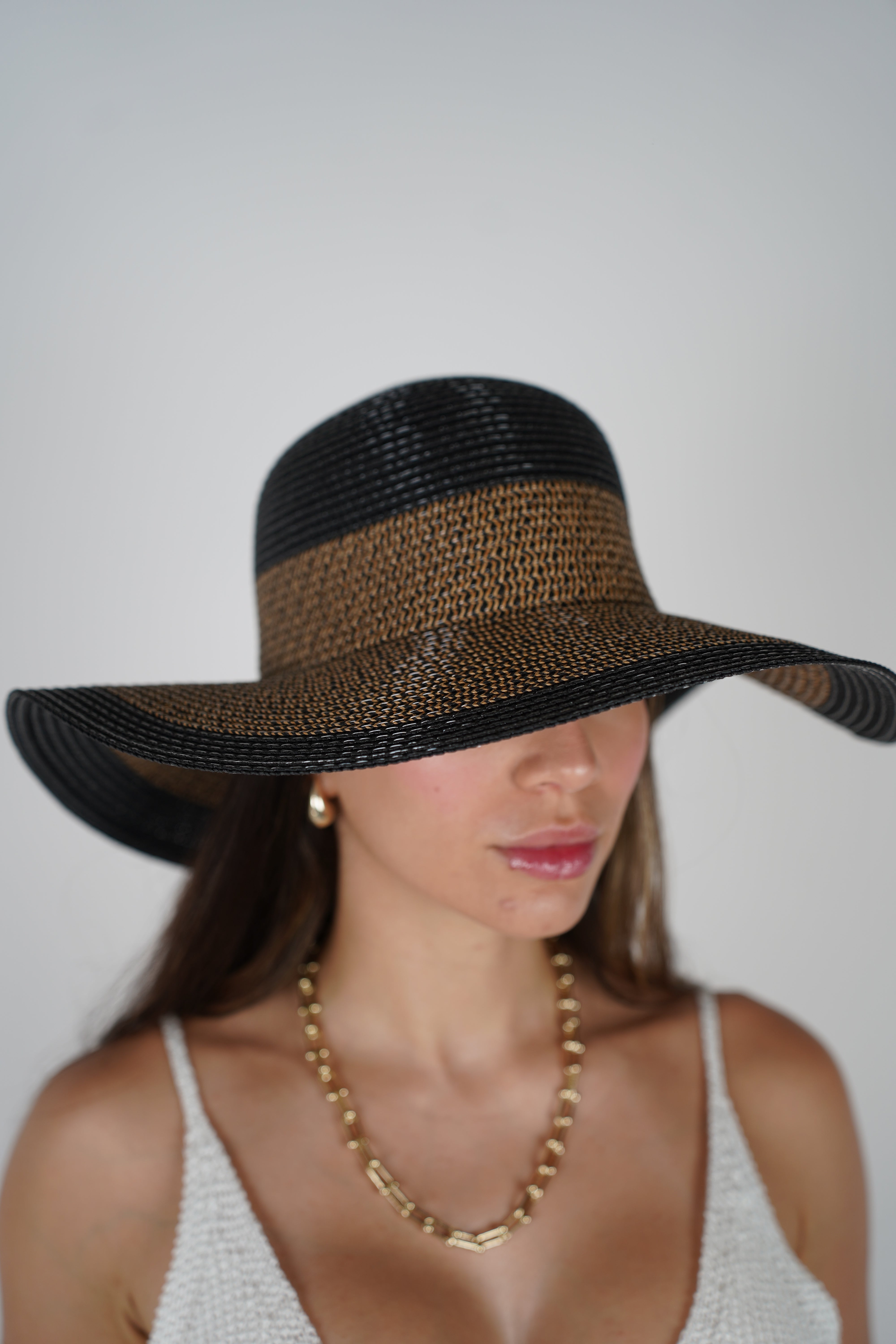 Yalira Beach Hat – Two-Tone Wide Brim Elegance