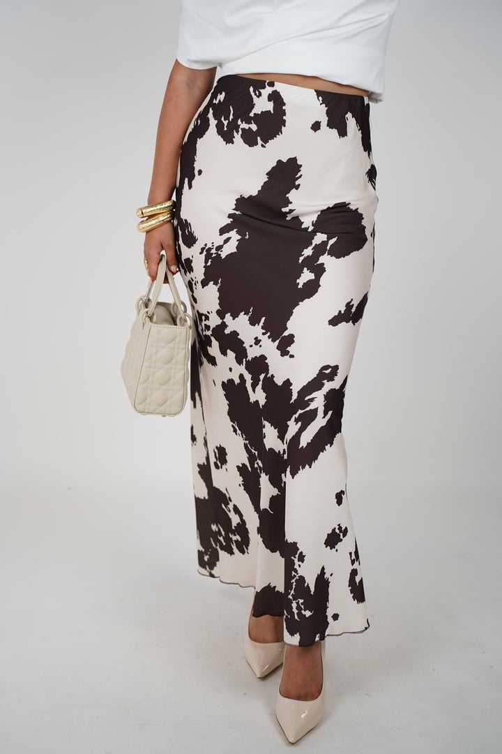 Falda midi abstracta de satén Juliana Cow: estampado neutro con silueta fluida