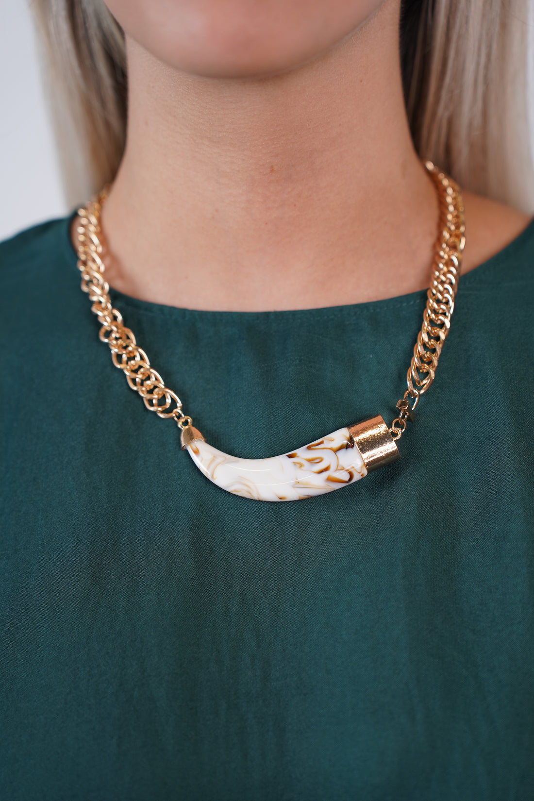 Thick Horn Necklace – Gold Chain with Marbled Horn Pendant