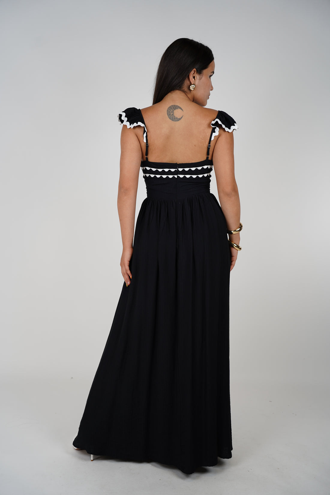 Junel Swivel Maxi Dress – Chic Contrast & Feminine Flair