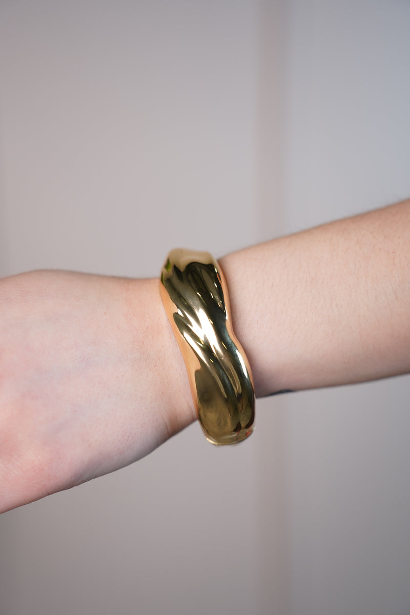 Haileycita Gold Sculptural Bracelet – Bold Statement Cuff with Modern Wave Design
