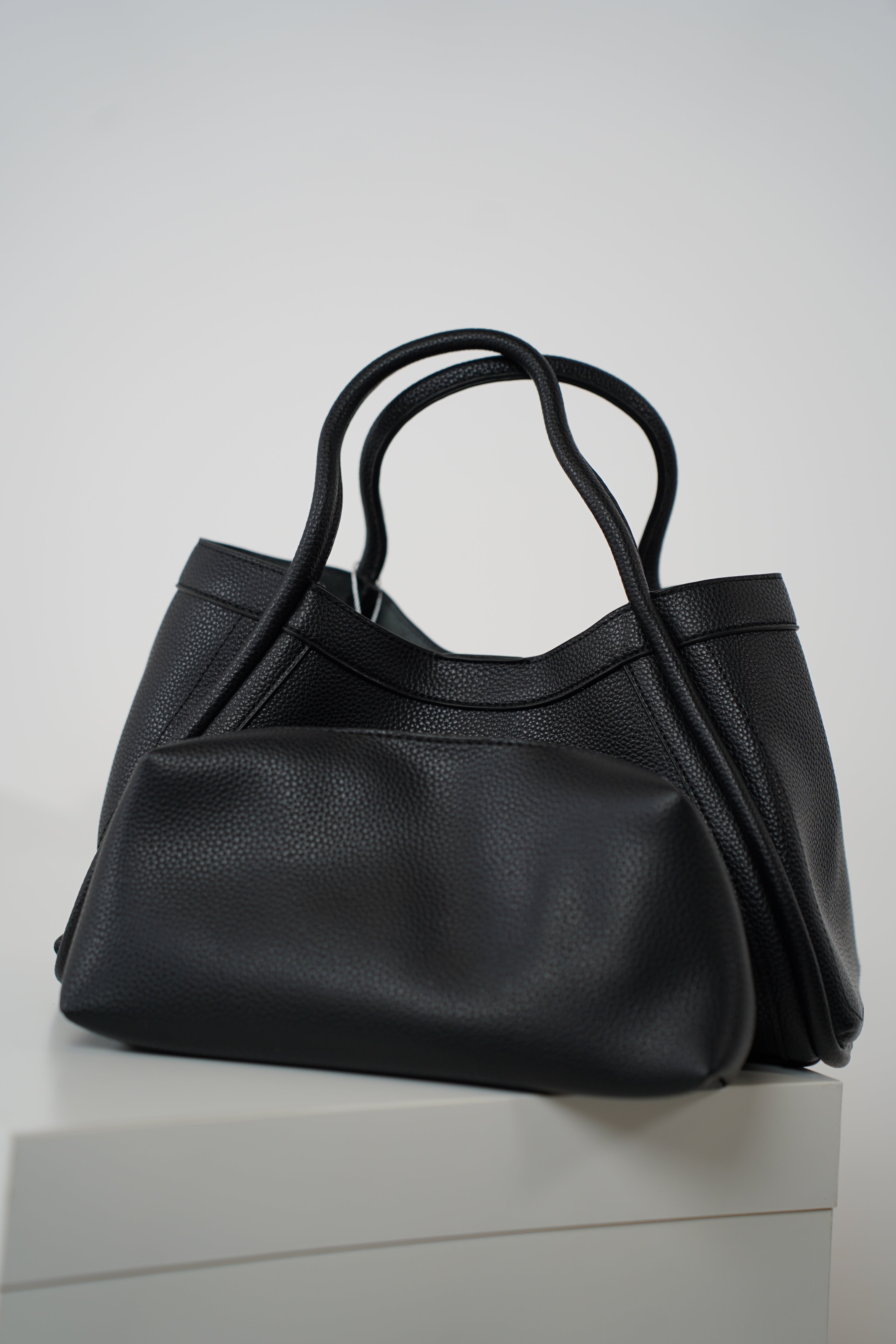 Avelyn Tote Bag – Classic Structured Design for Everyday Elegance