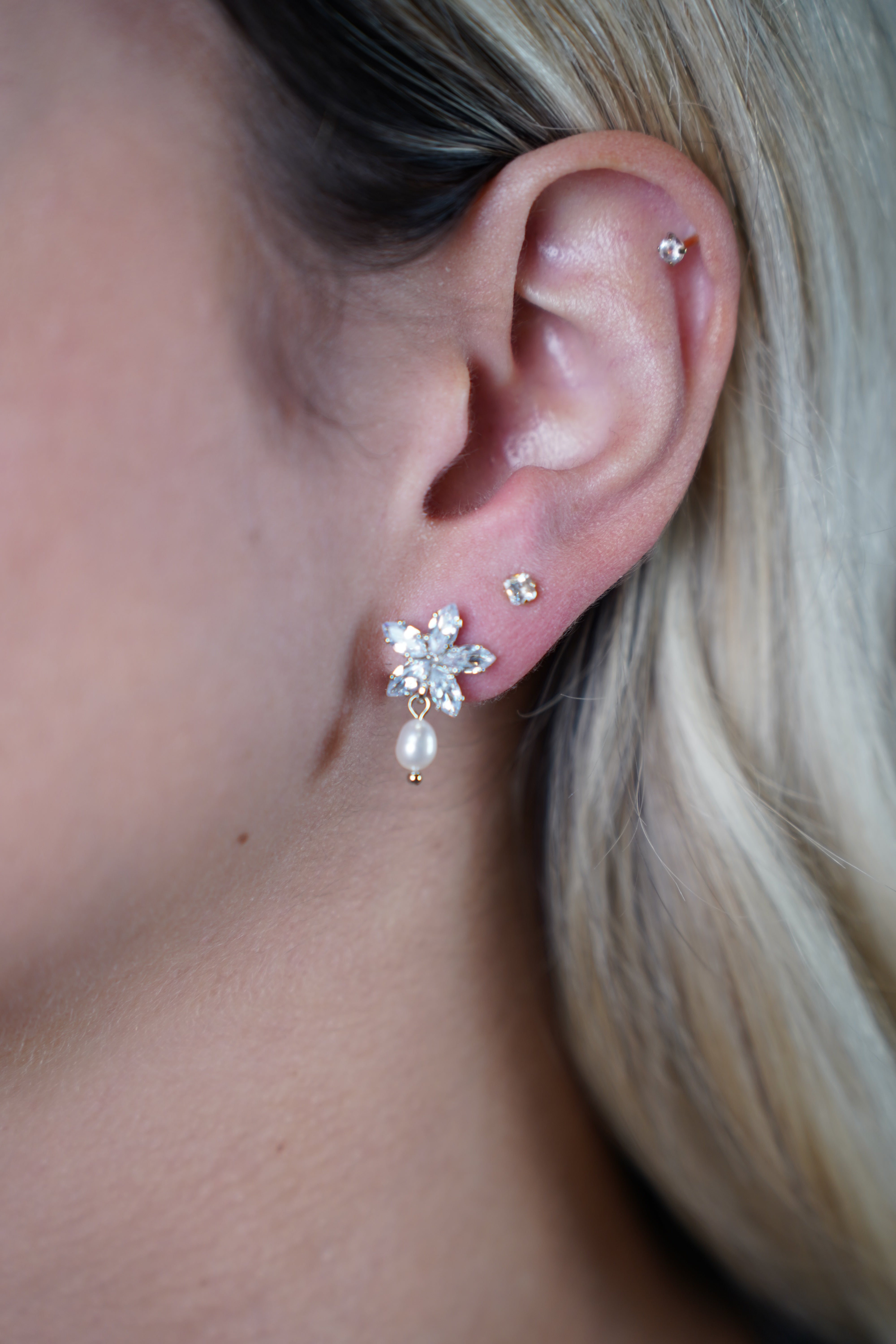 Oasis Earrings – Sparkling Petals with a Delicate Drop