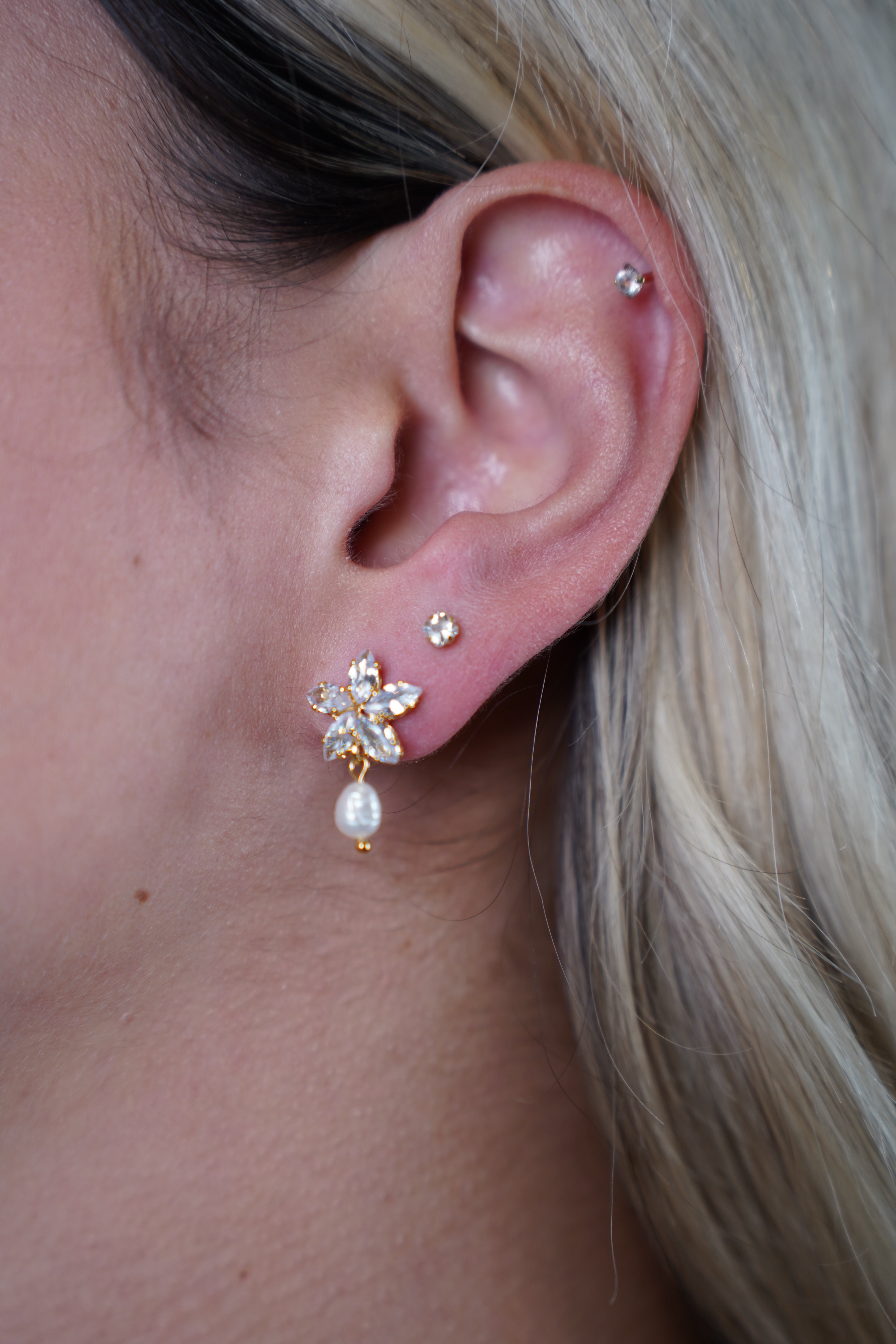 Oasis Earrings – Sparkling Petals with a Delicate Drop
