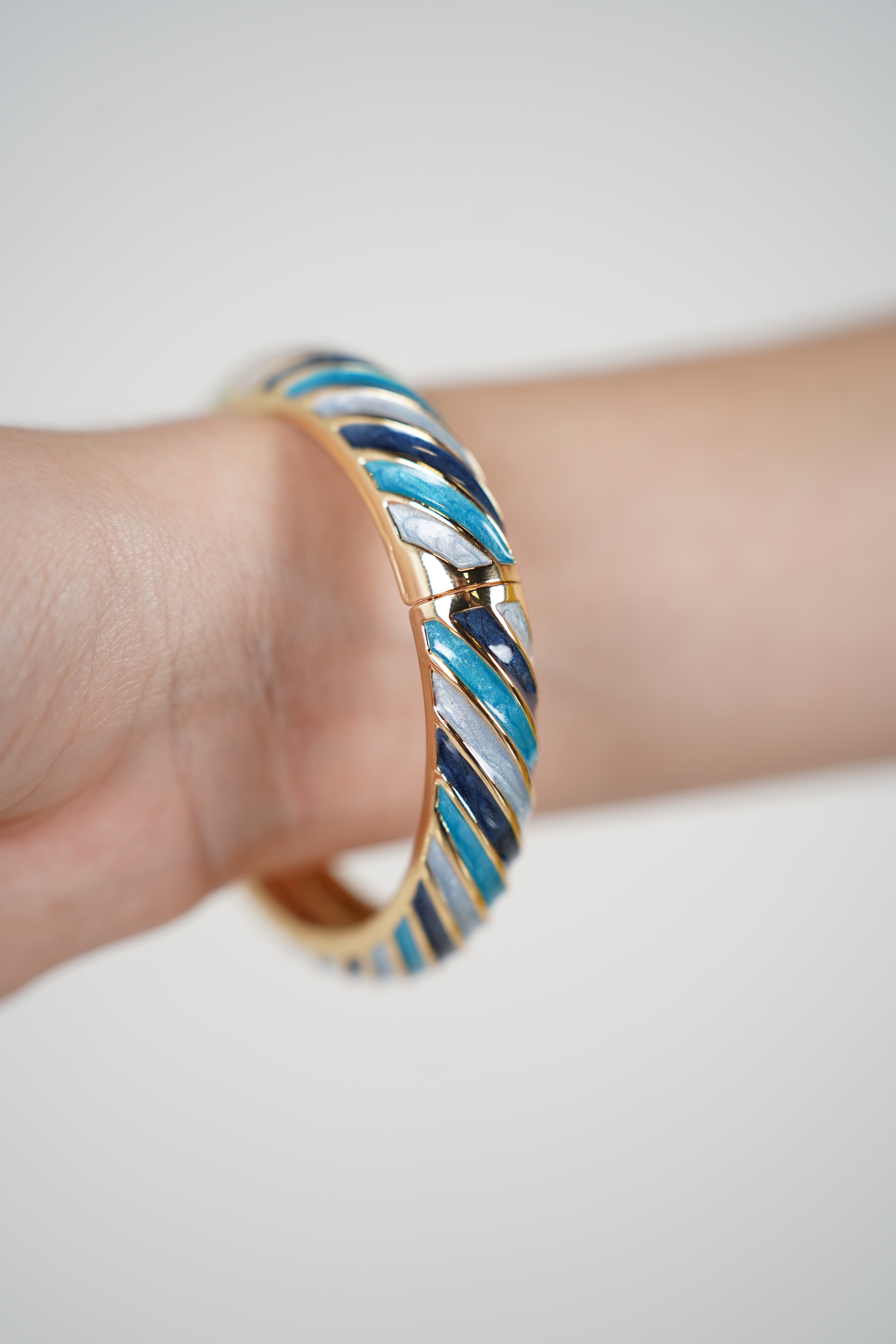 Kirel Striped Bracelet – Bold Color Pops with Golden Elegance