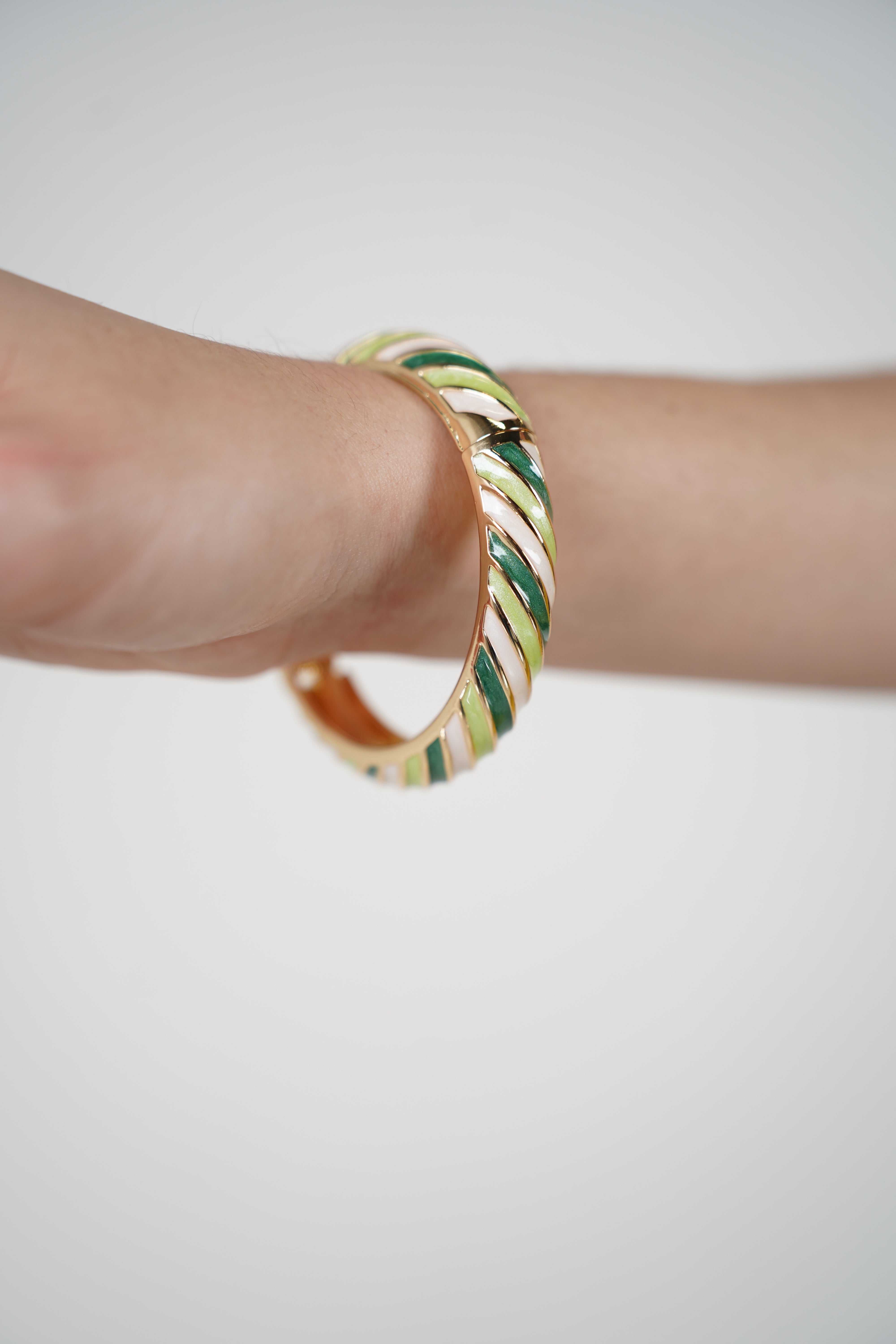 Kirel Striped Bracelet – Bold Color Pops with Golden Elegance