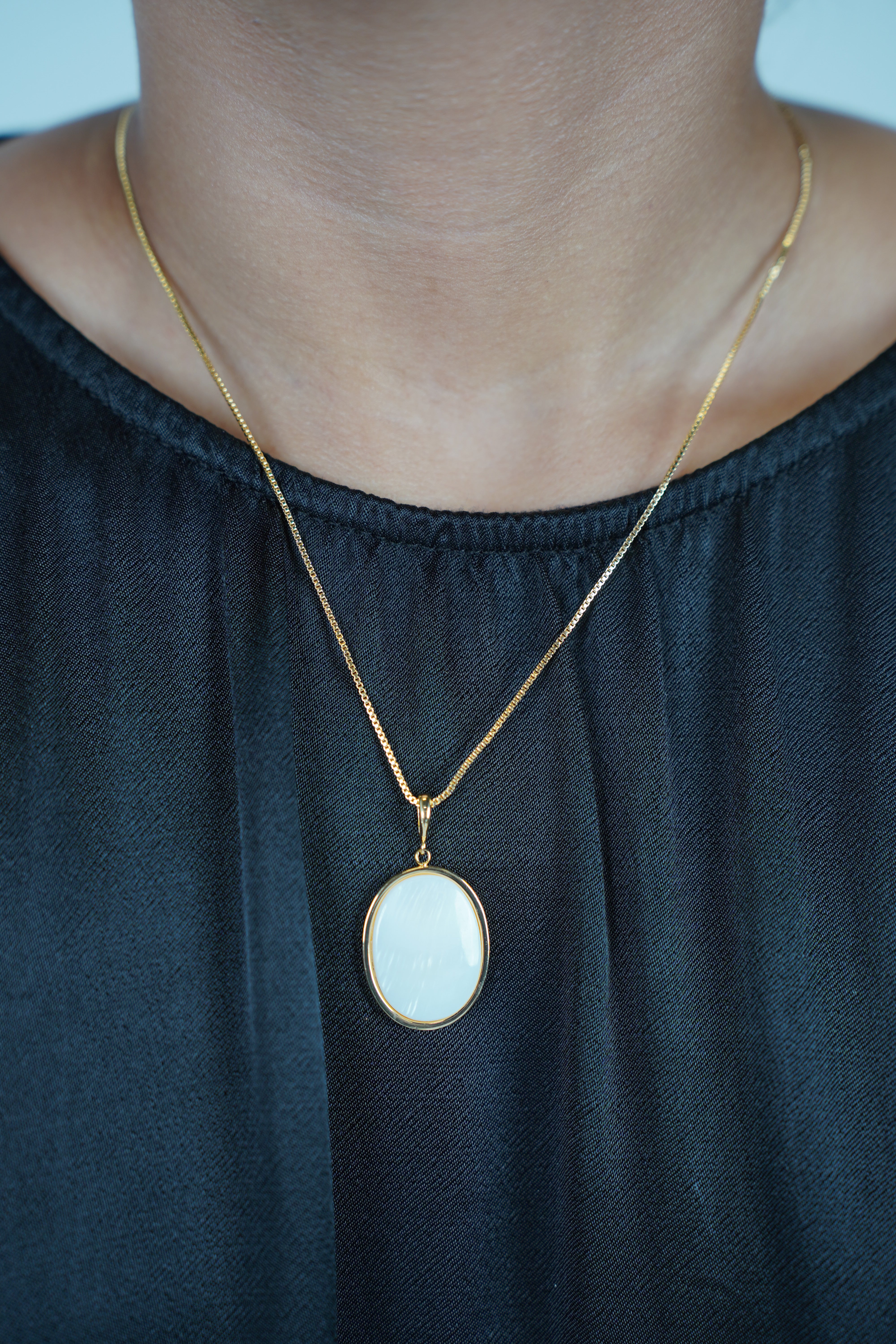 Yulyn Pendant Necklace – Classic Oval Charm with Timeless Grace