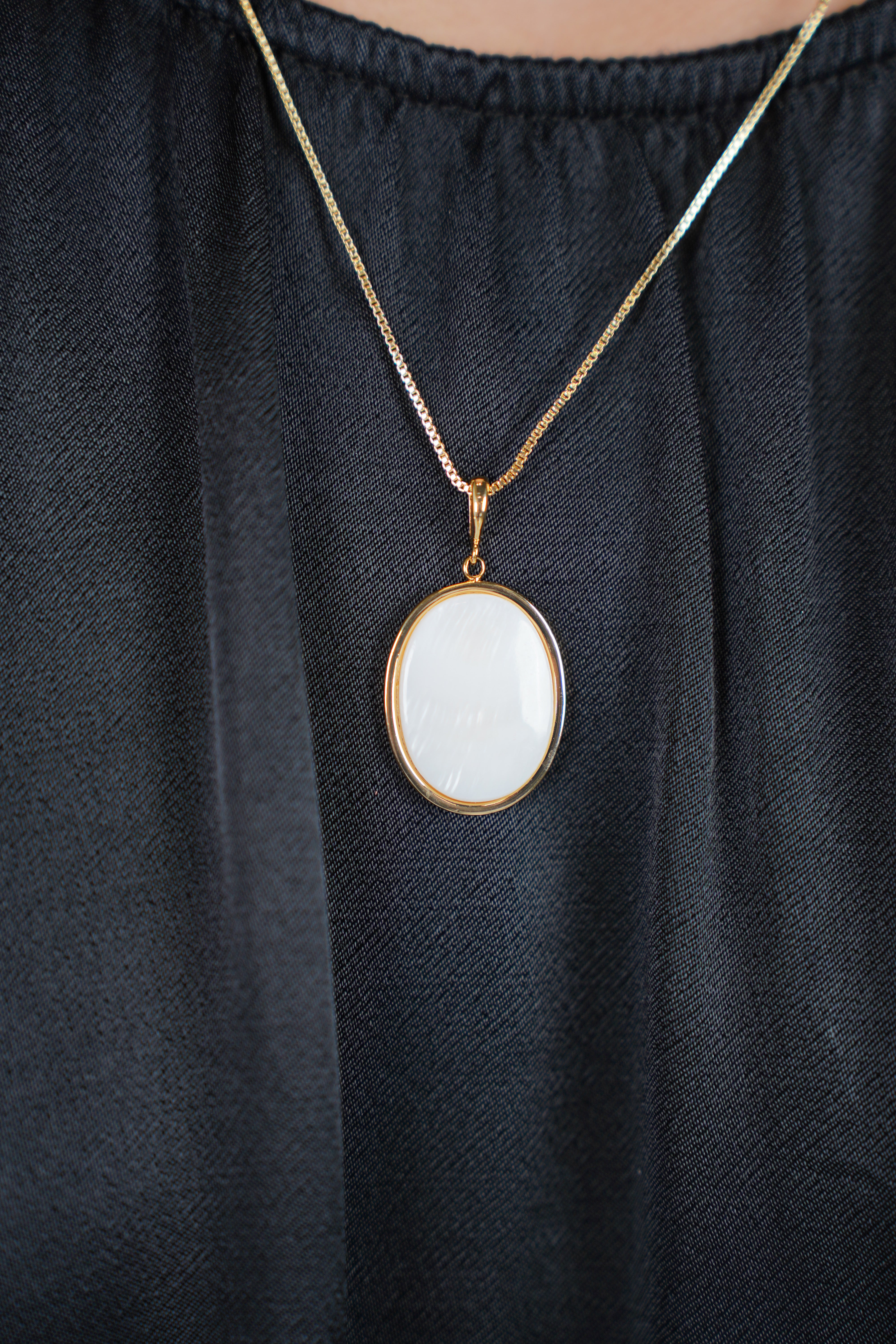 Yulyn Pendant Necklace – Classic Oval Charm with Timeless Grace