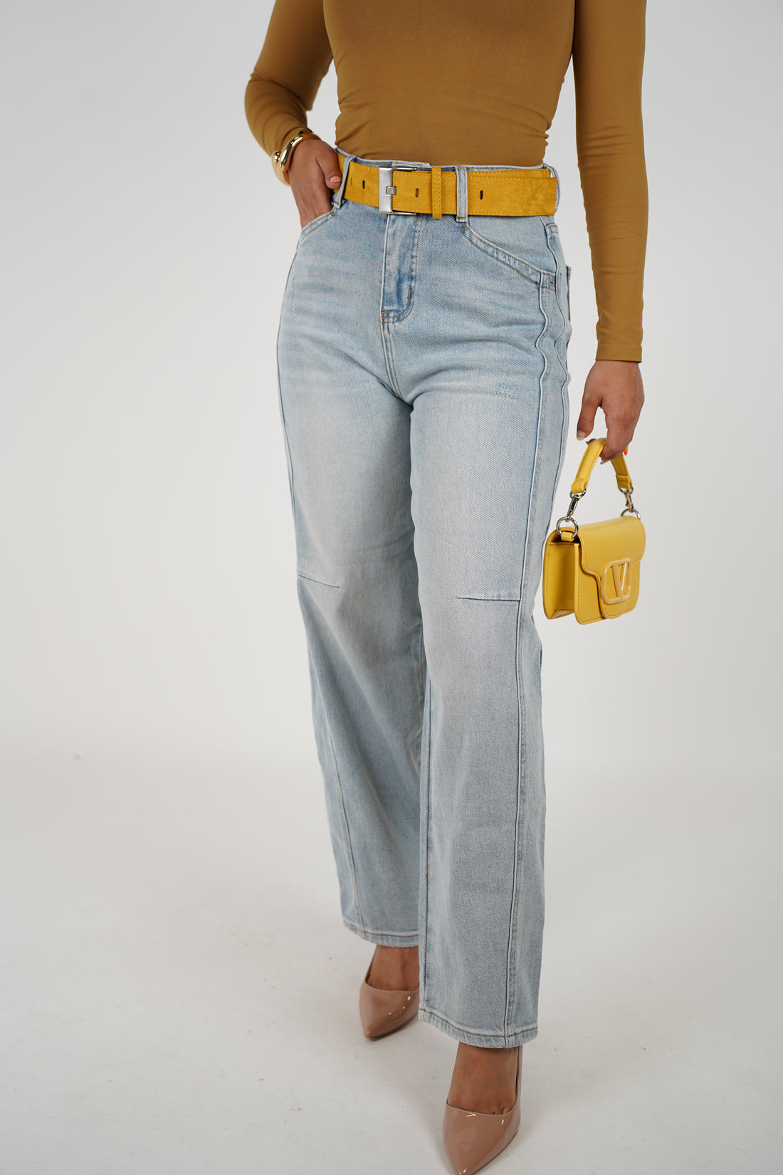 Daniela Jeans – Light Wash Wide-Leg Denim with Mustard Belt Included
