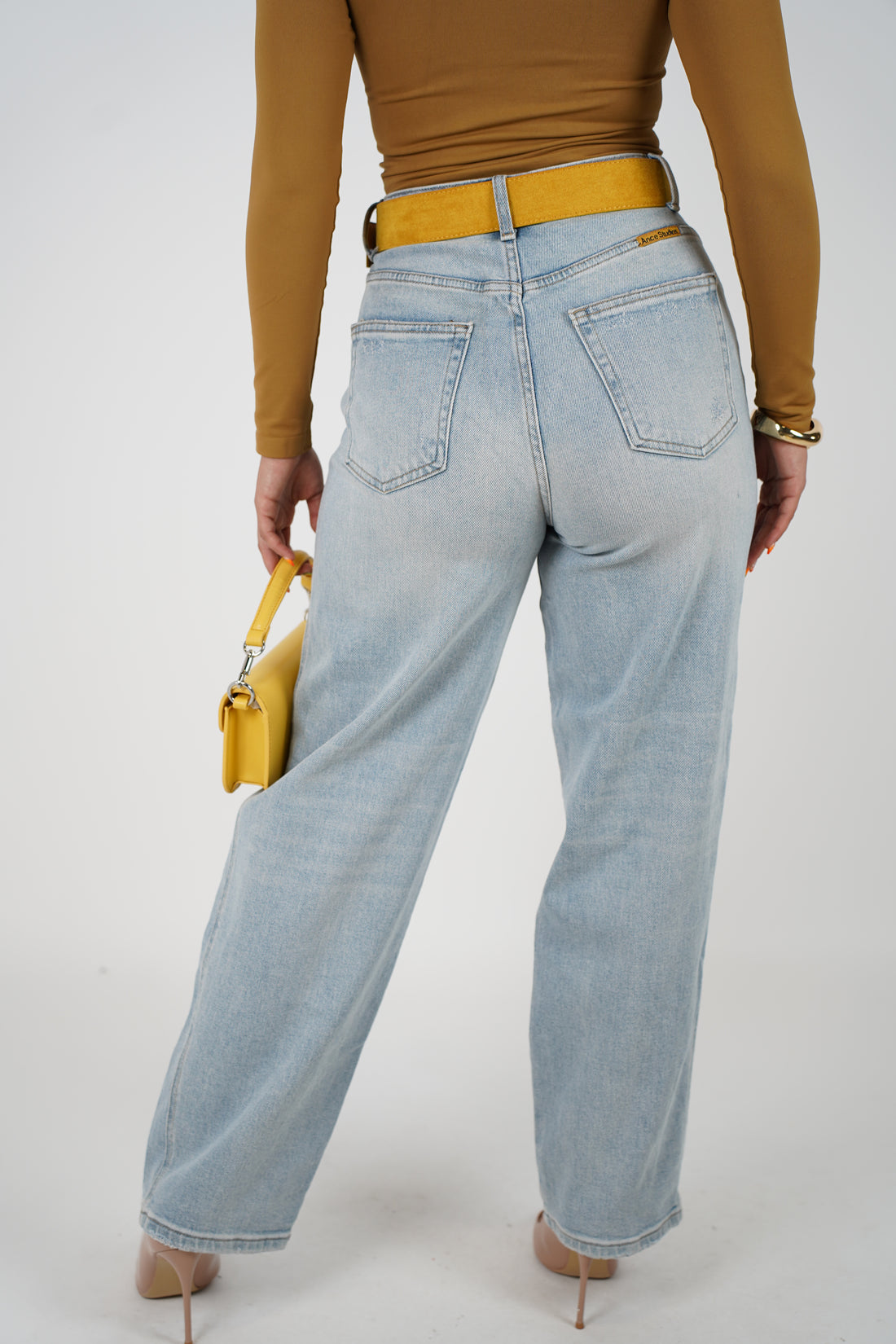 Daniela Jeans – Light Wash Wide-Leg Denim with Mustard Belt Included