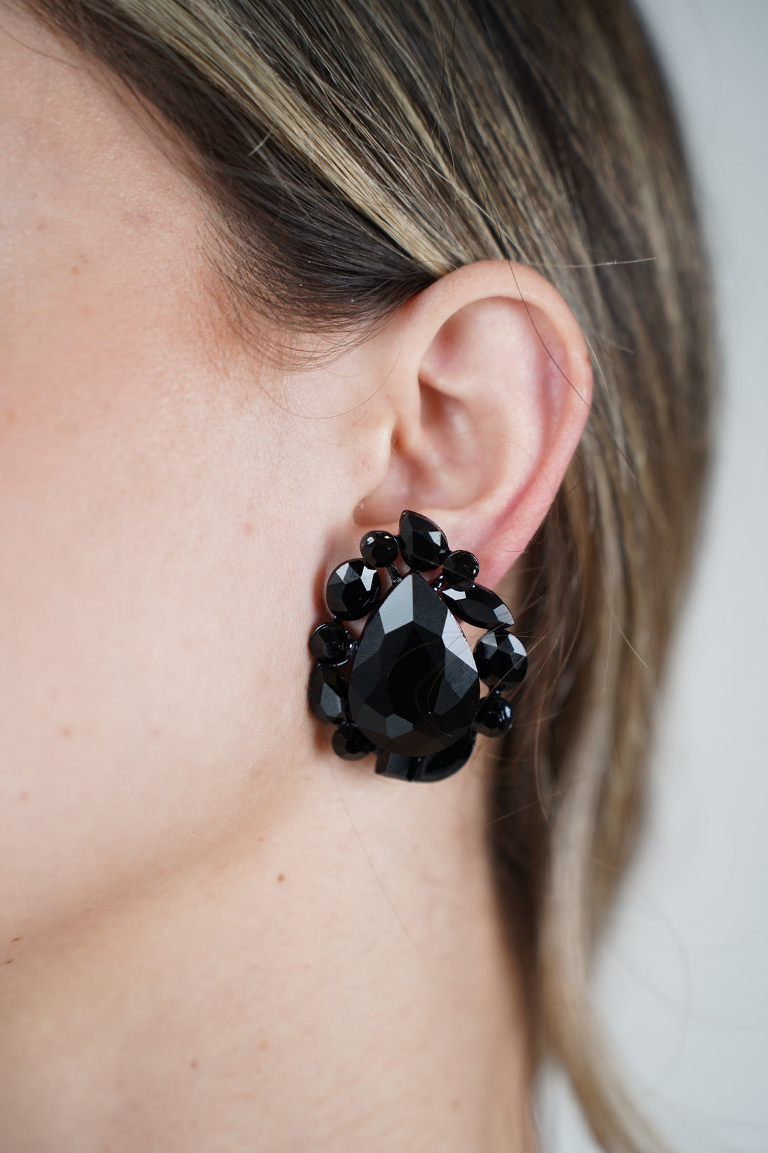 Sion Elegant Clip Earrings – Black Gem Statement Design