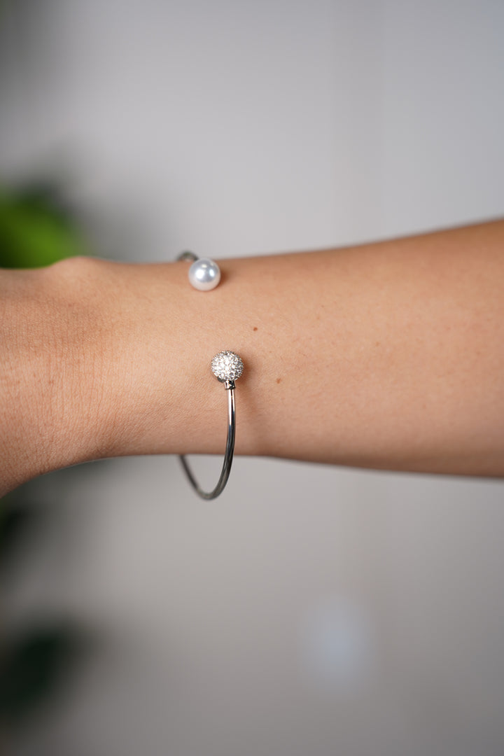Heidy Pearl Bracelet – A Delicate Touch of Elegance
